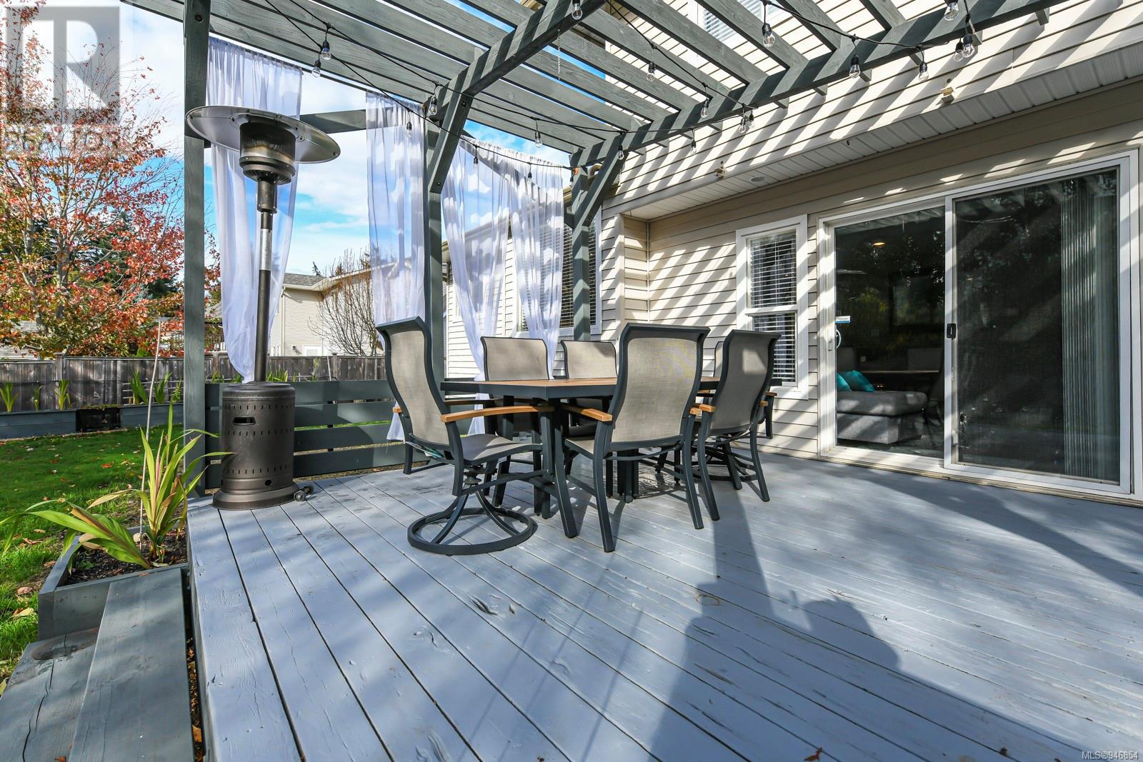877 Waddington Cres