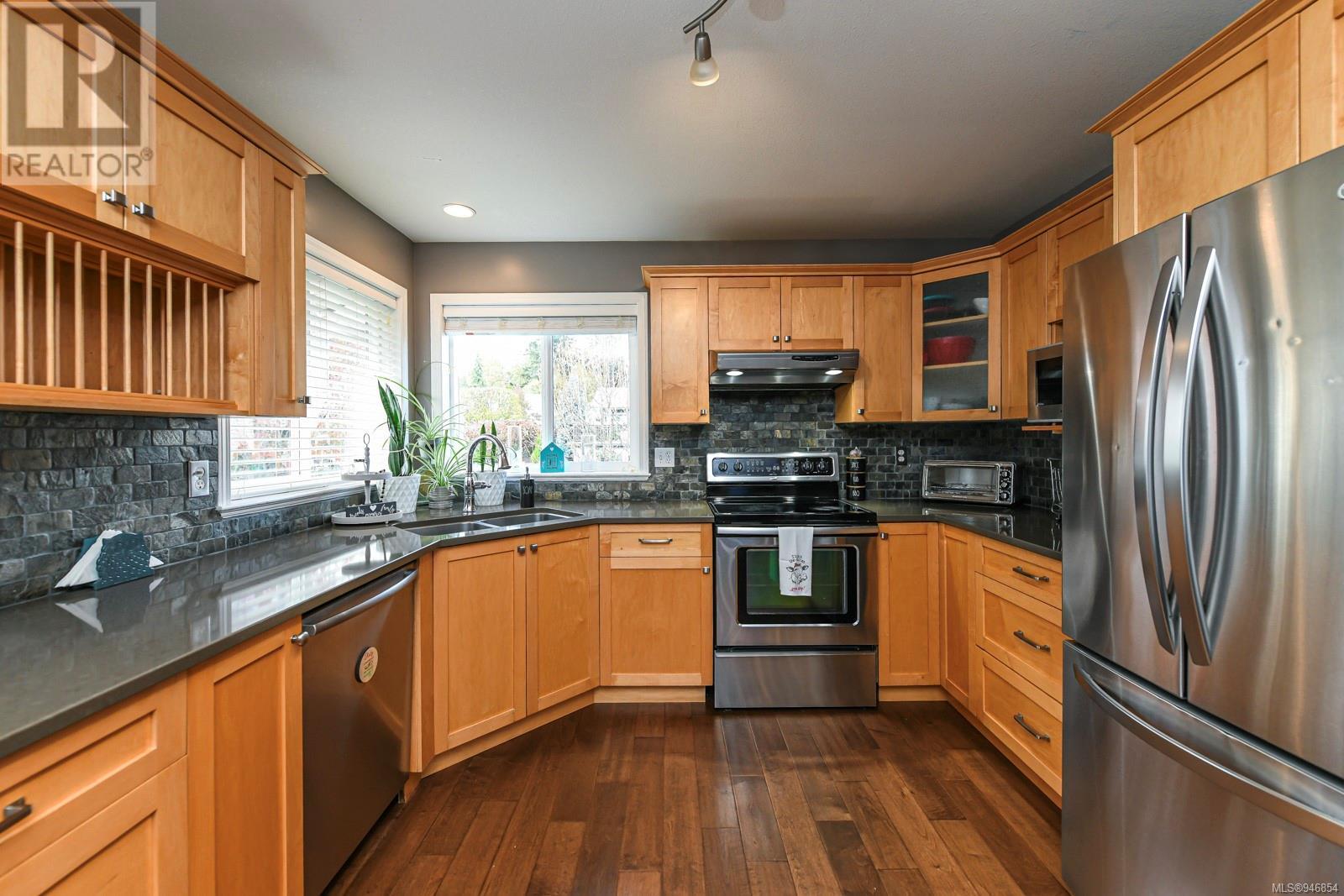 877 Waddington Cres