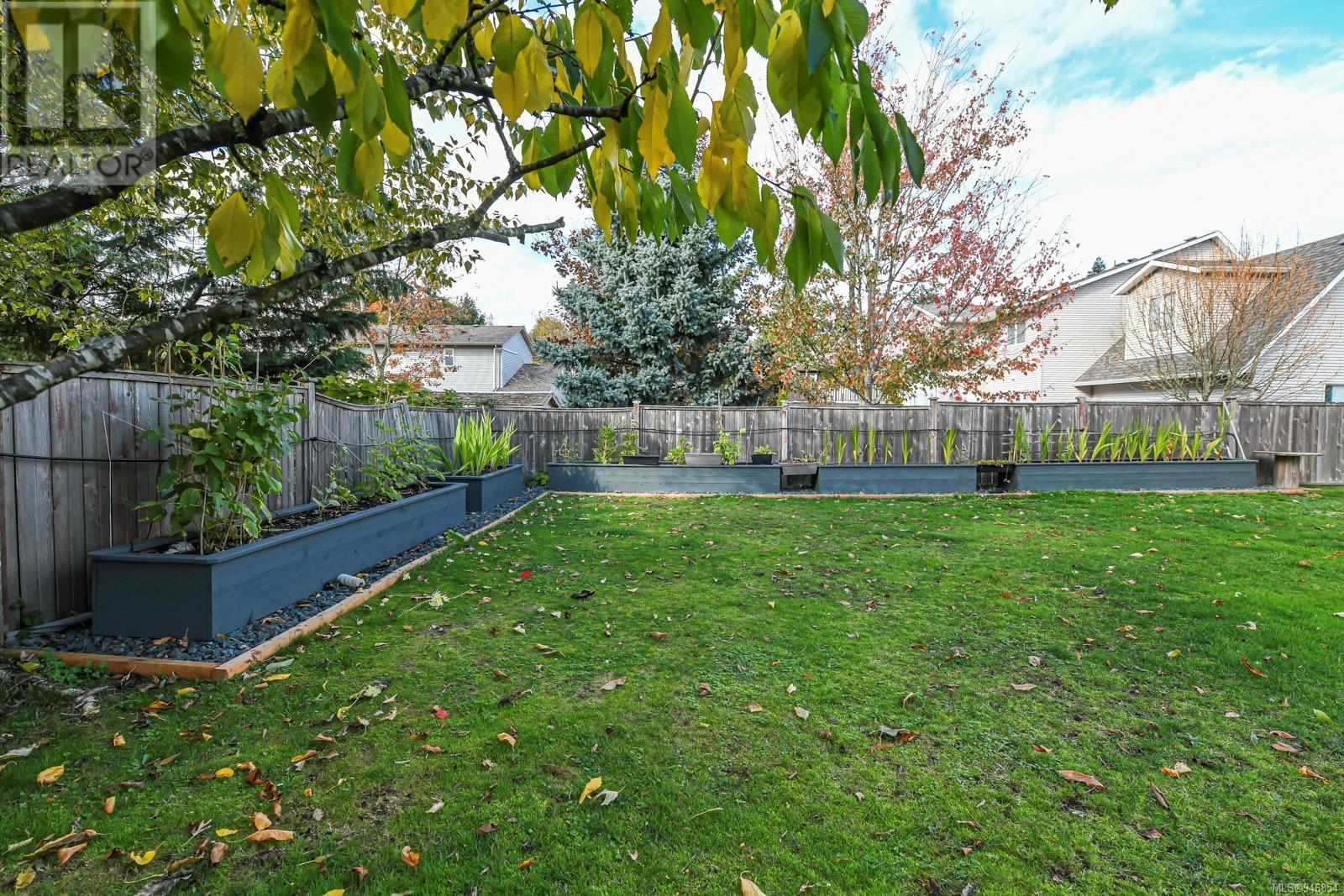877 Waddington Cres