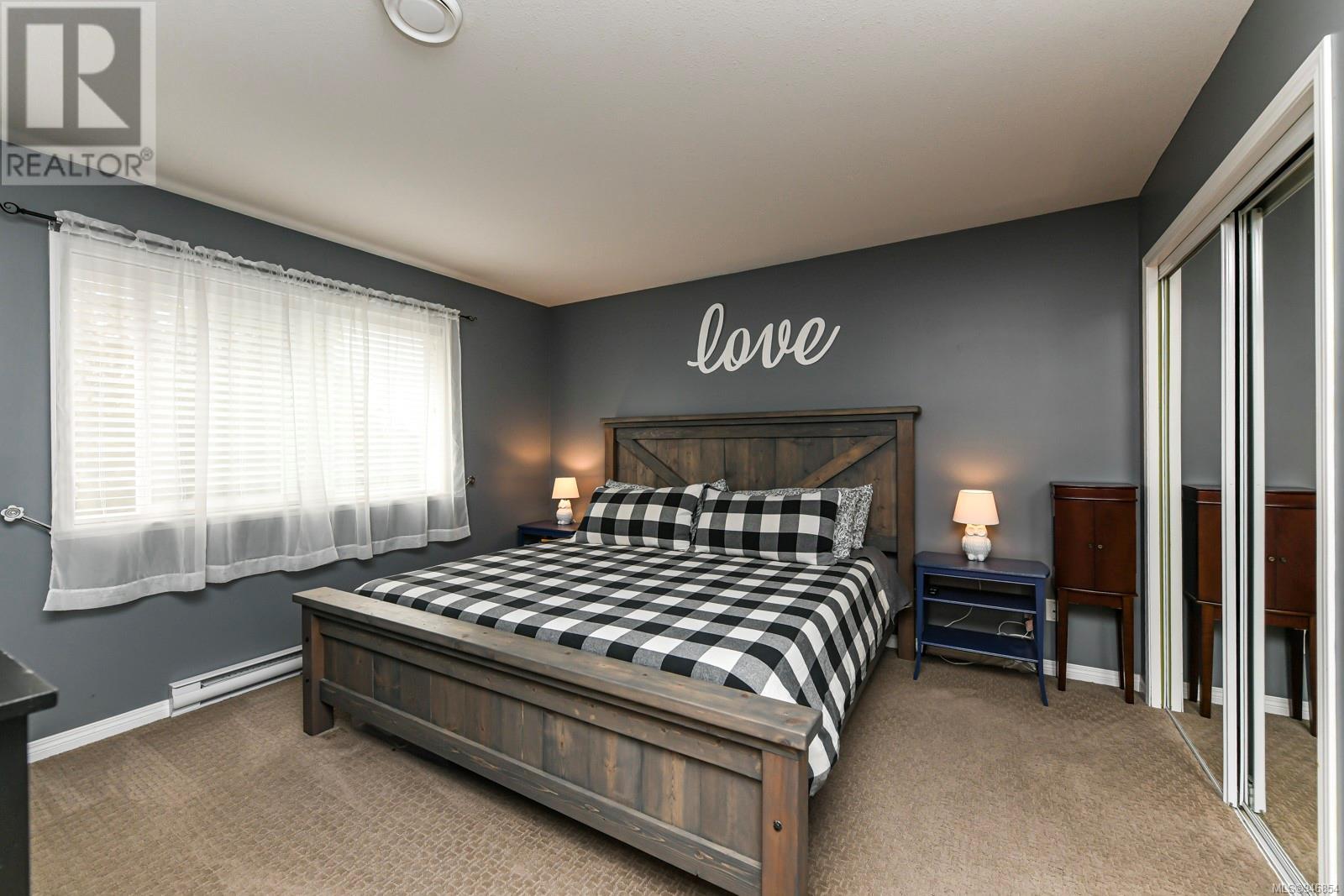 877 Waddington Cres