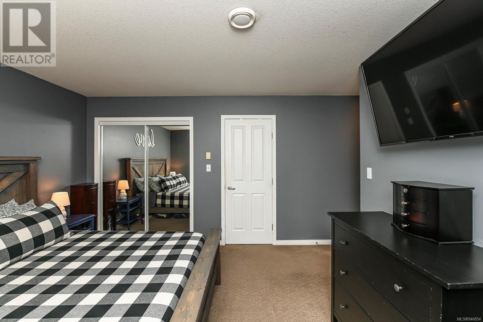 877 Waddington Cres
