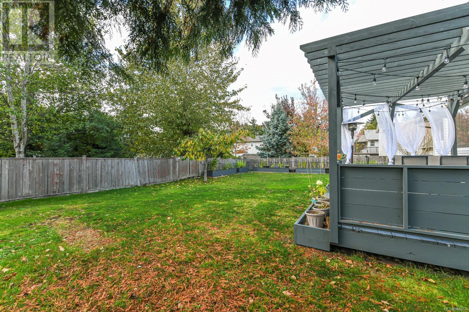 877 Waddington Cres