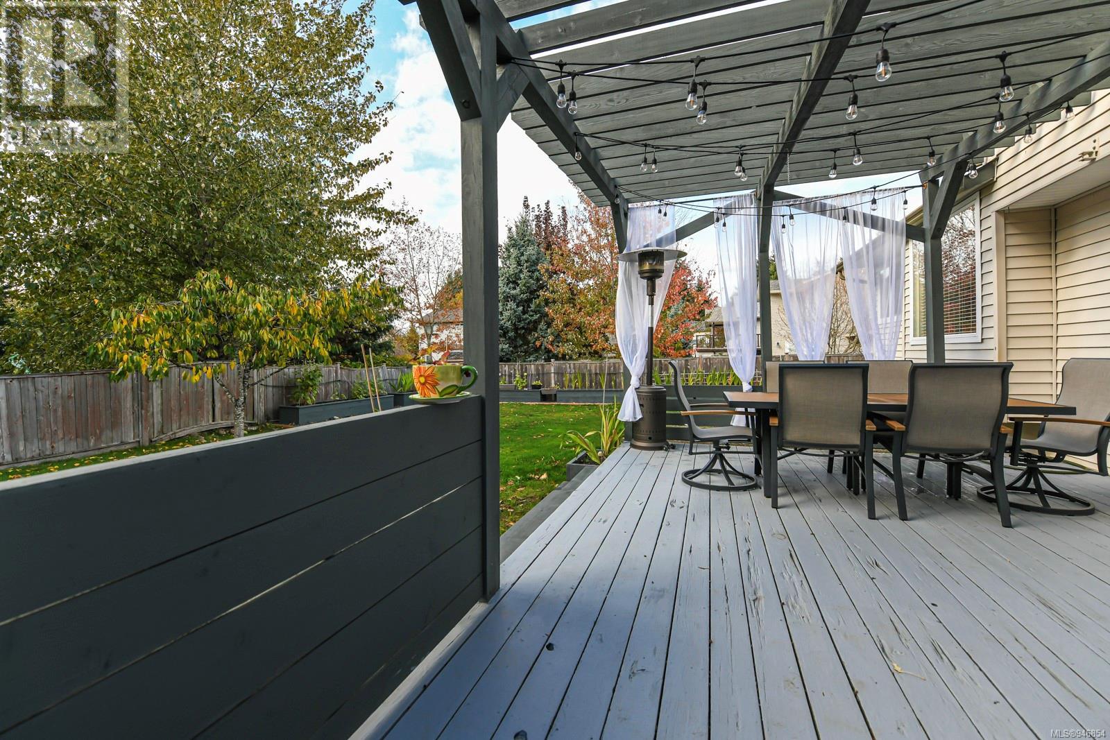 877 Waddington Cres