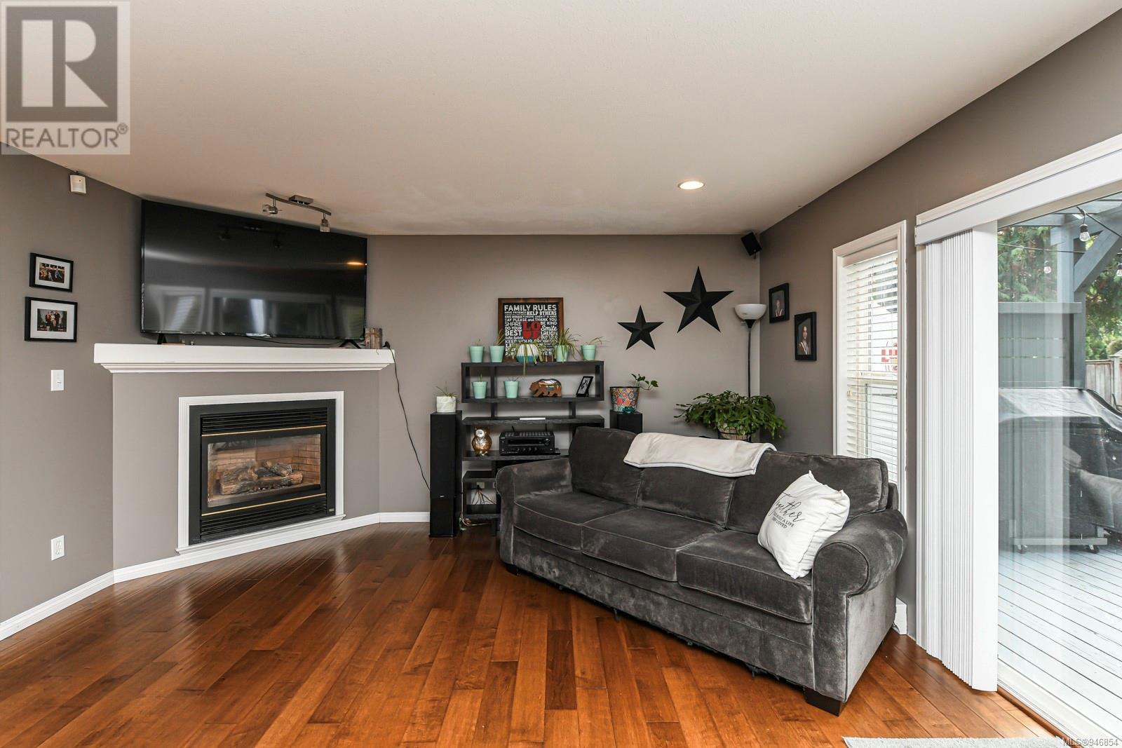 877 Waddington Cres