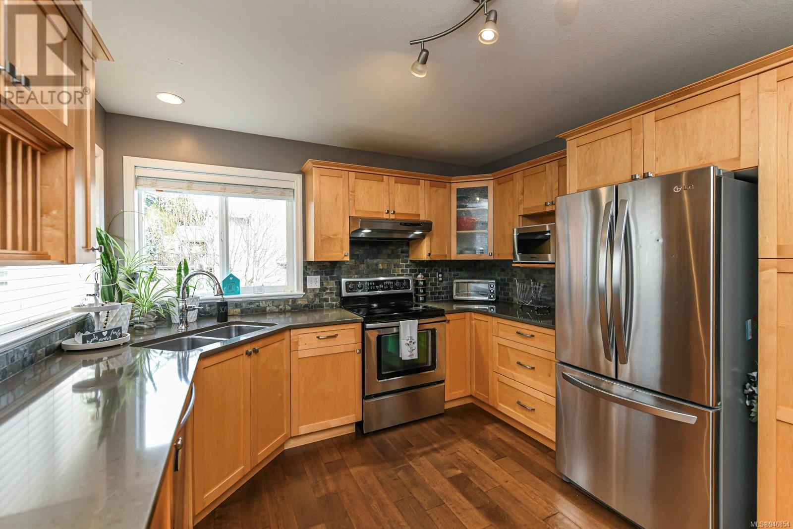 877 Waddington Cres