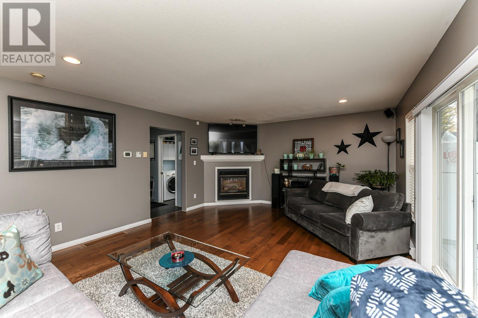 877 Waddington Cres
