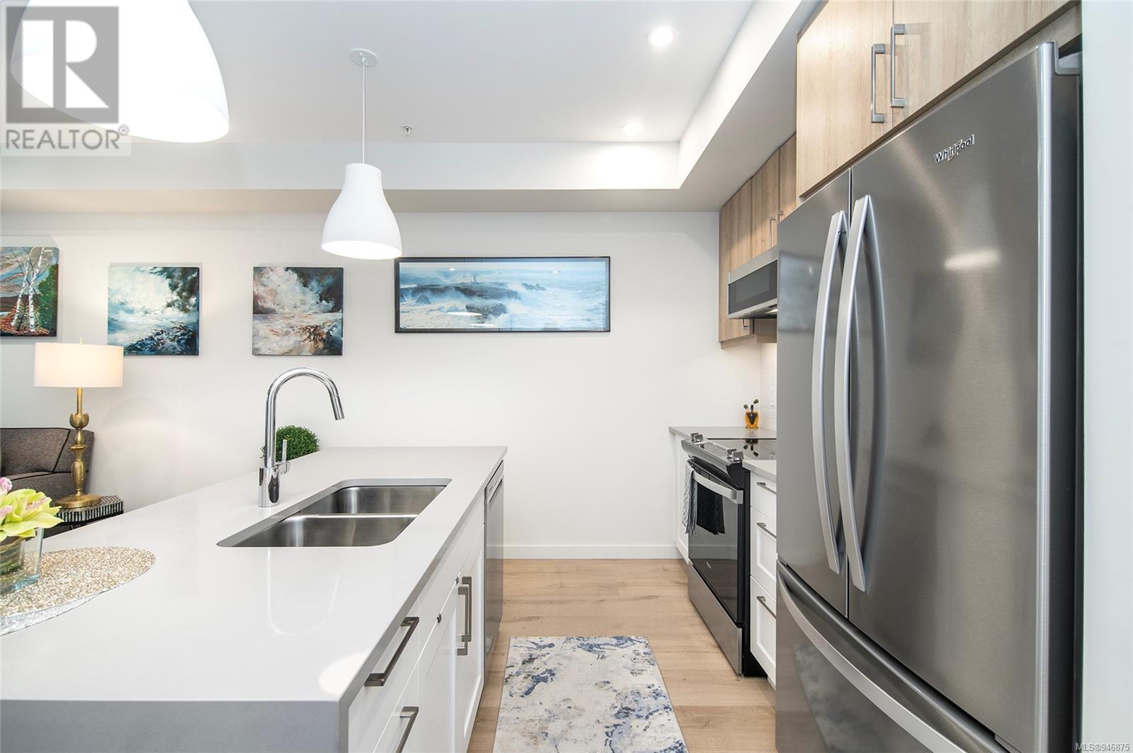 305 536 Island Hwy S, #305