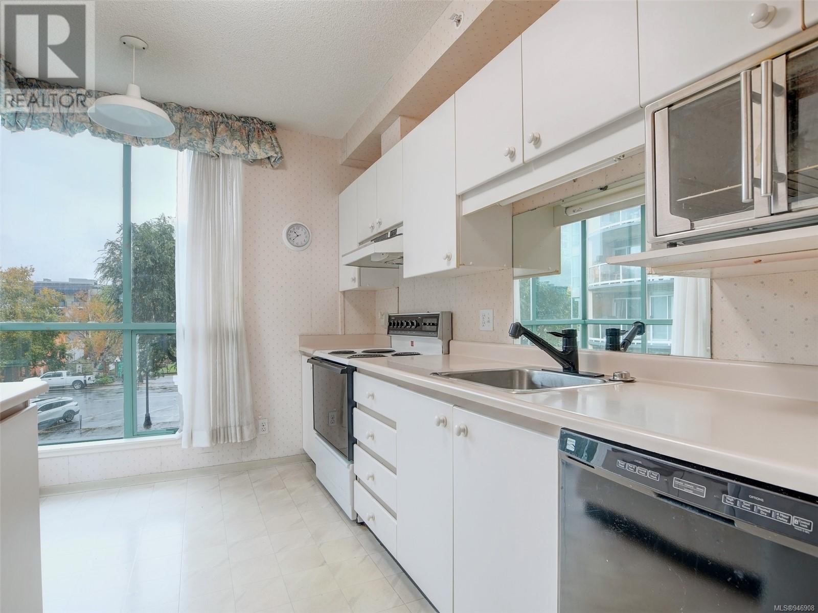 403 1020 View St, #403
