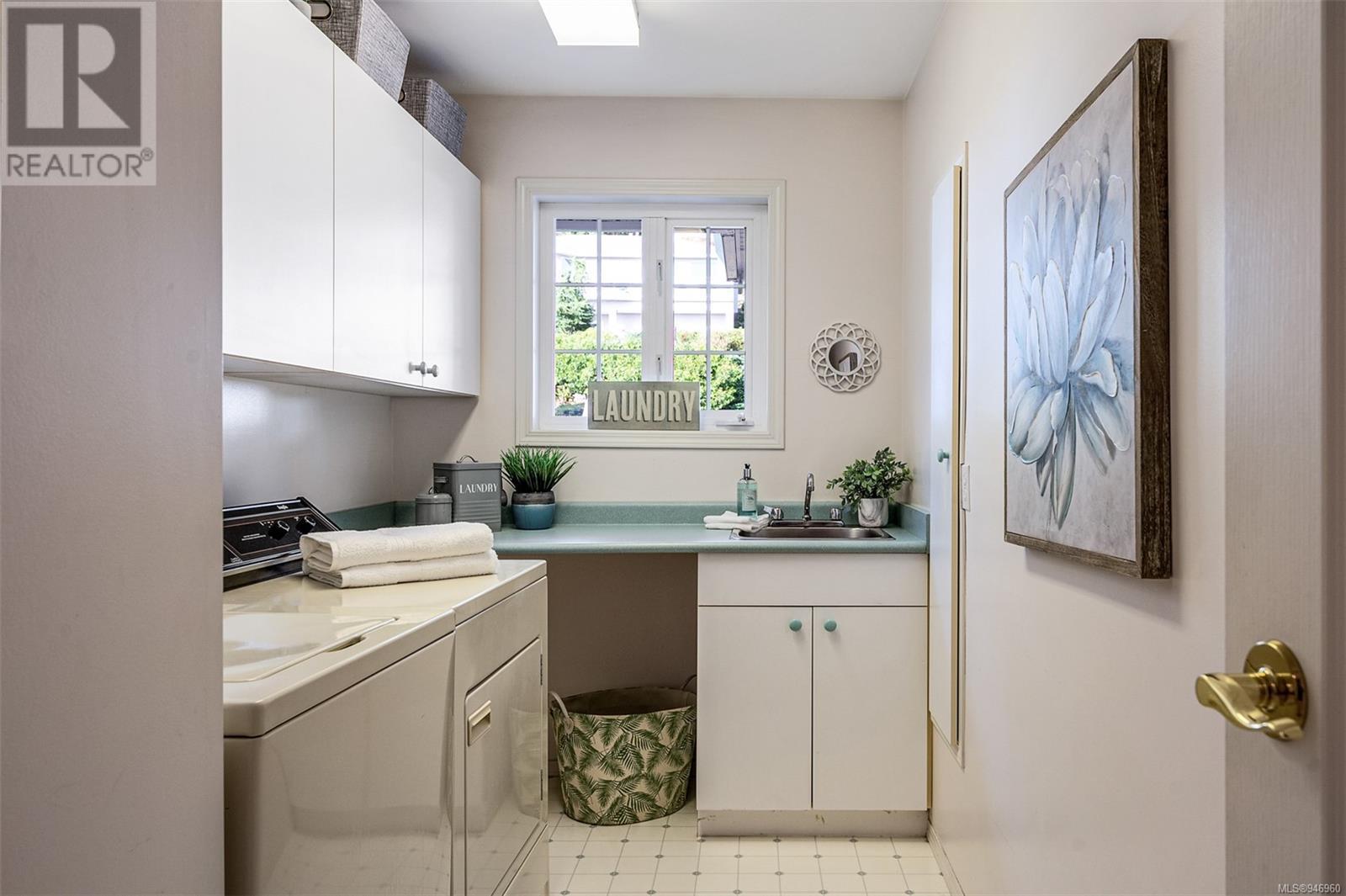 3381 Haida Dr