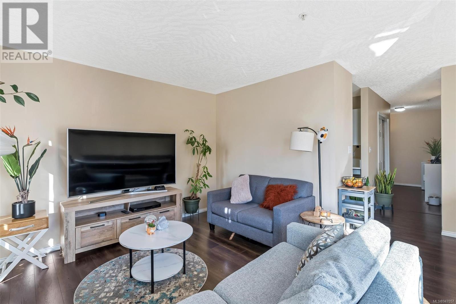 212 689 Bay St, #212