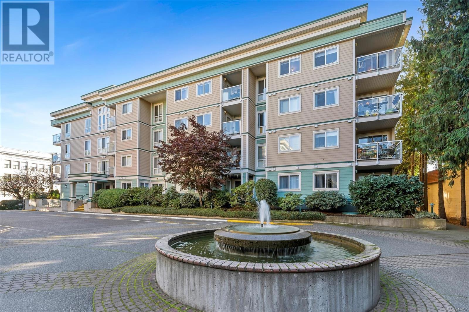 212 689 Bay St, #212
