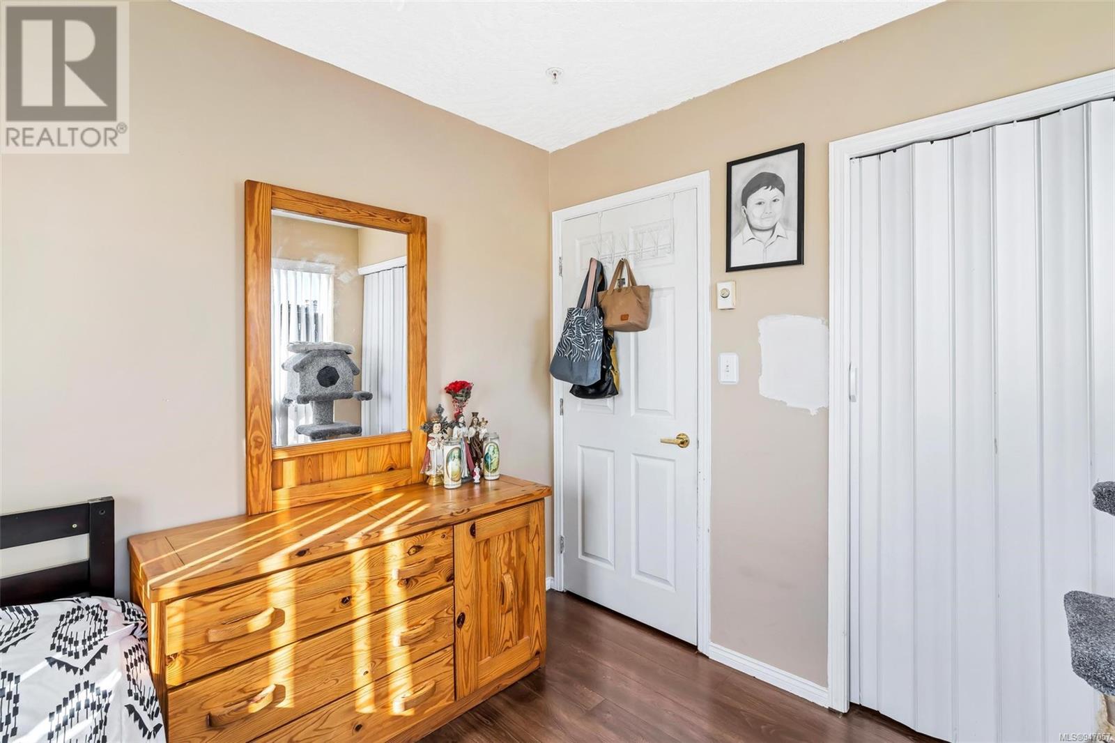 212 689 Bay St, #212