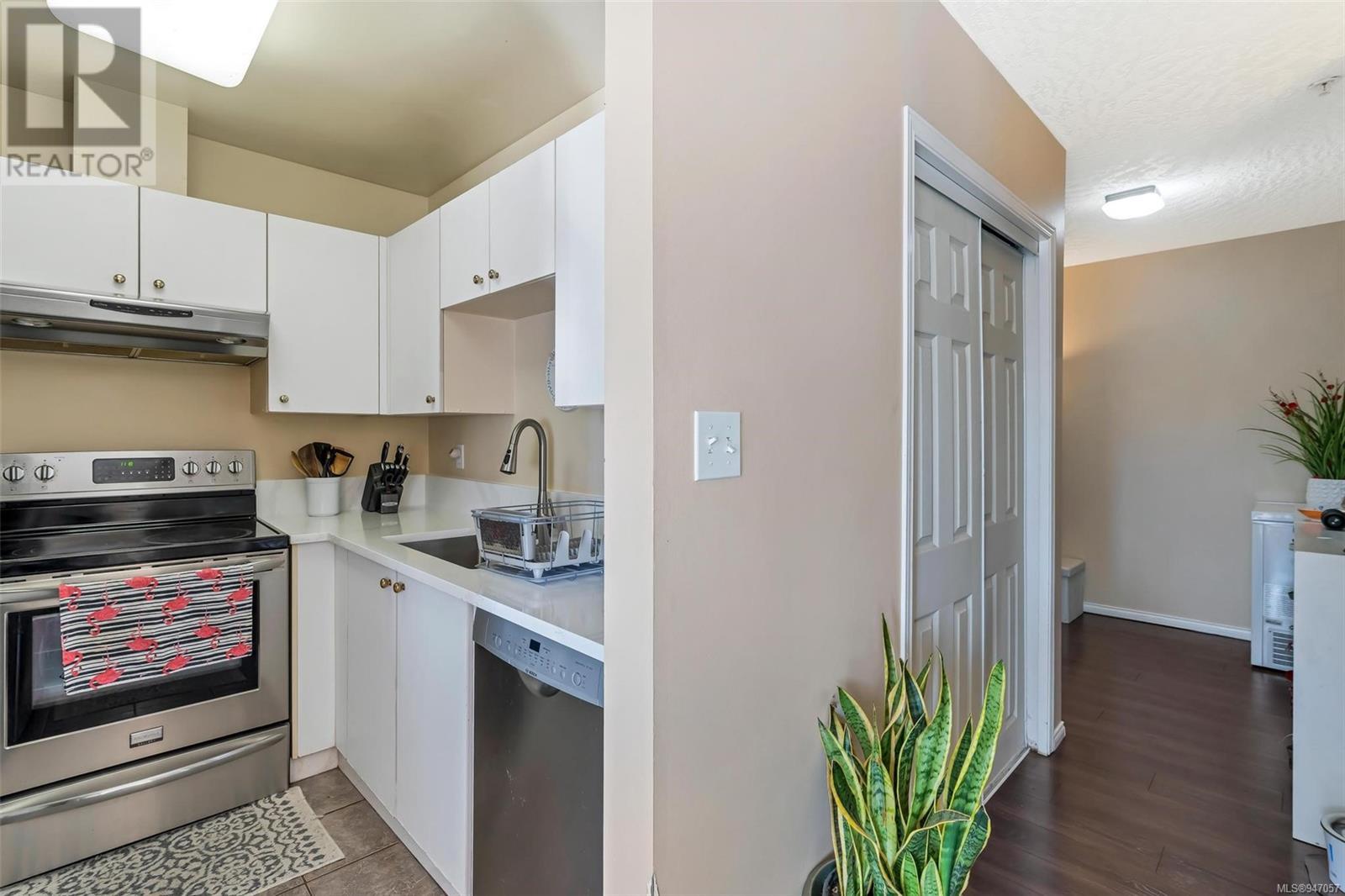 212 689 Bay St, #212
