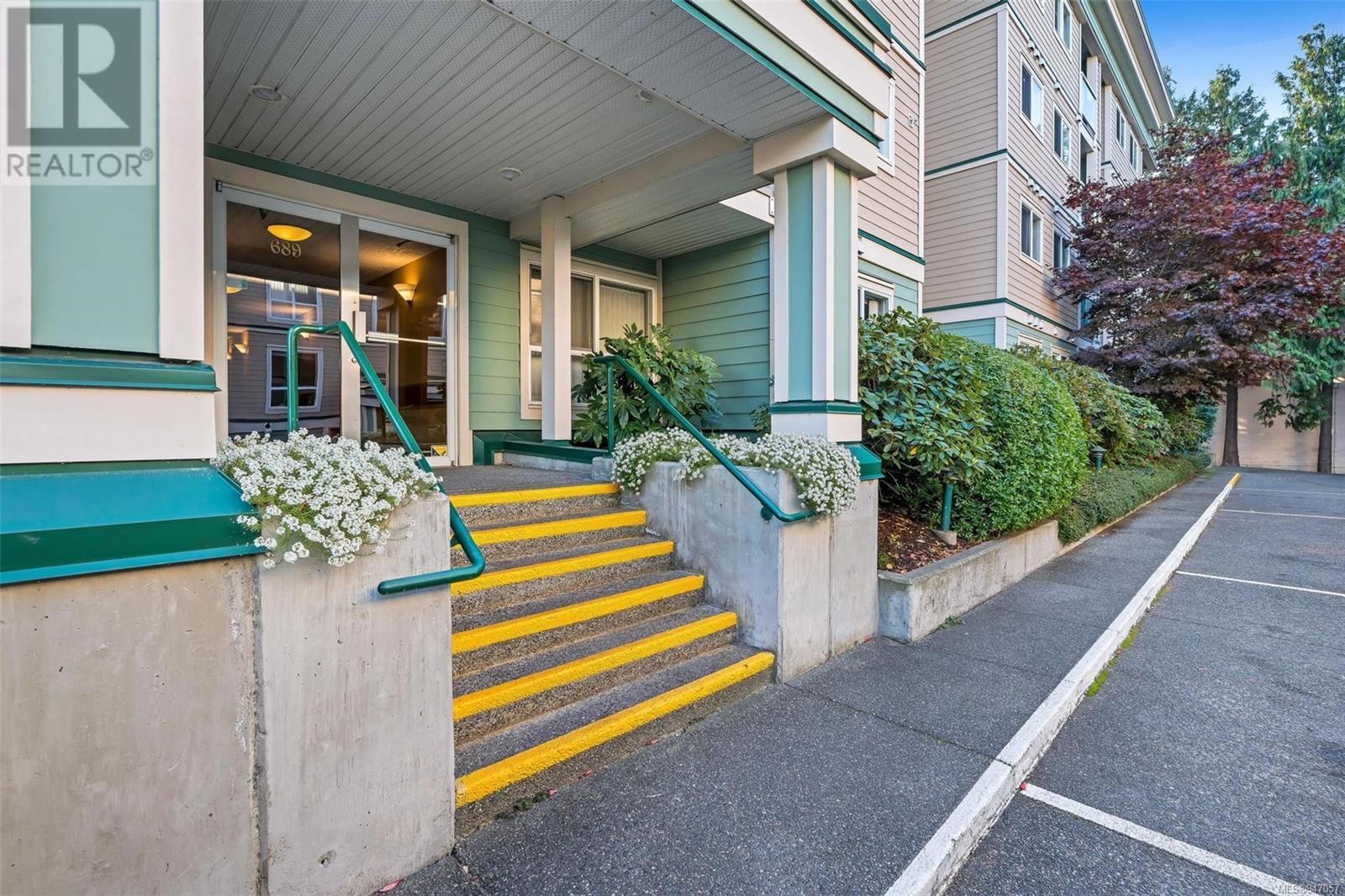 212 689 Bay St, #212
