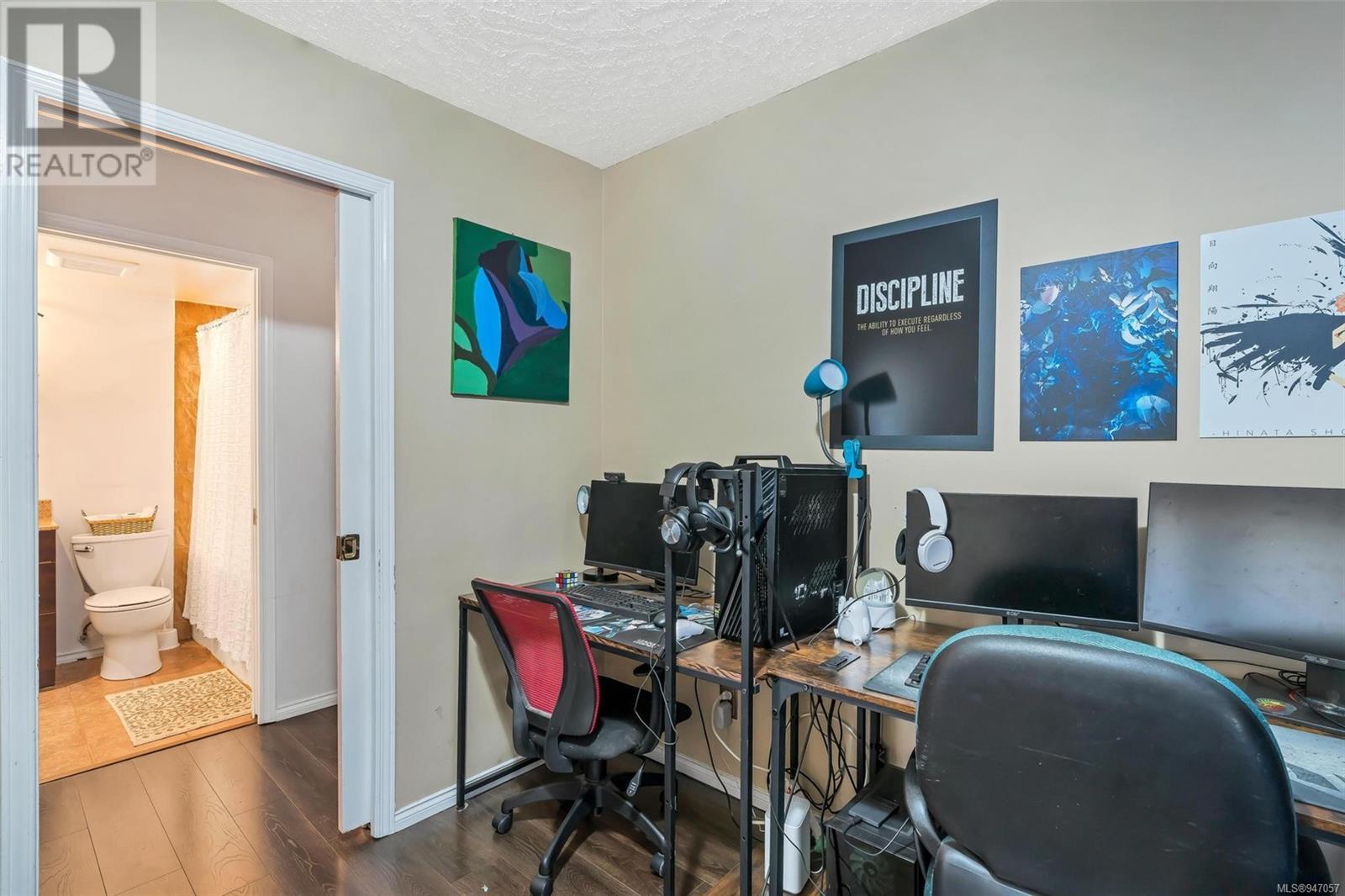 212 689 Bay St, #212