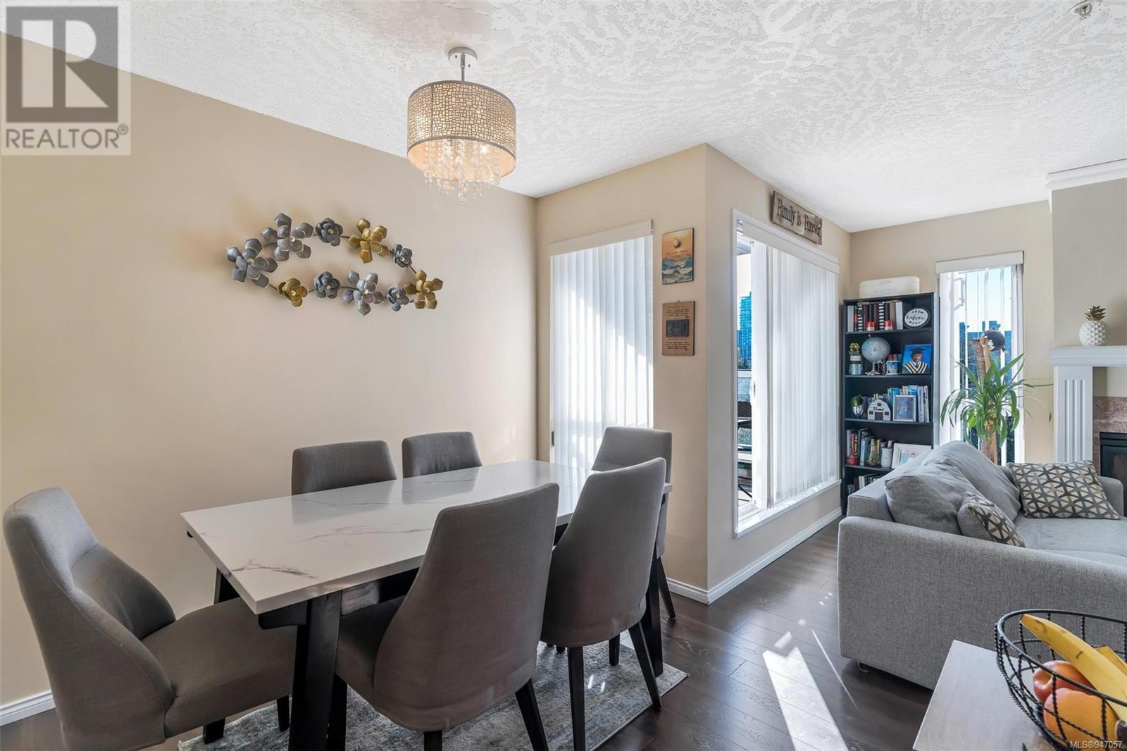 212 689 Bay St, #212