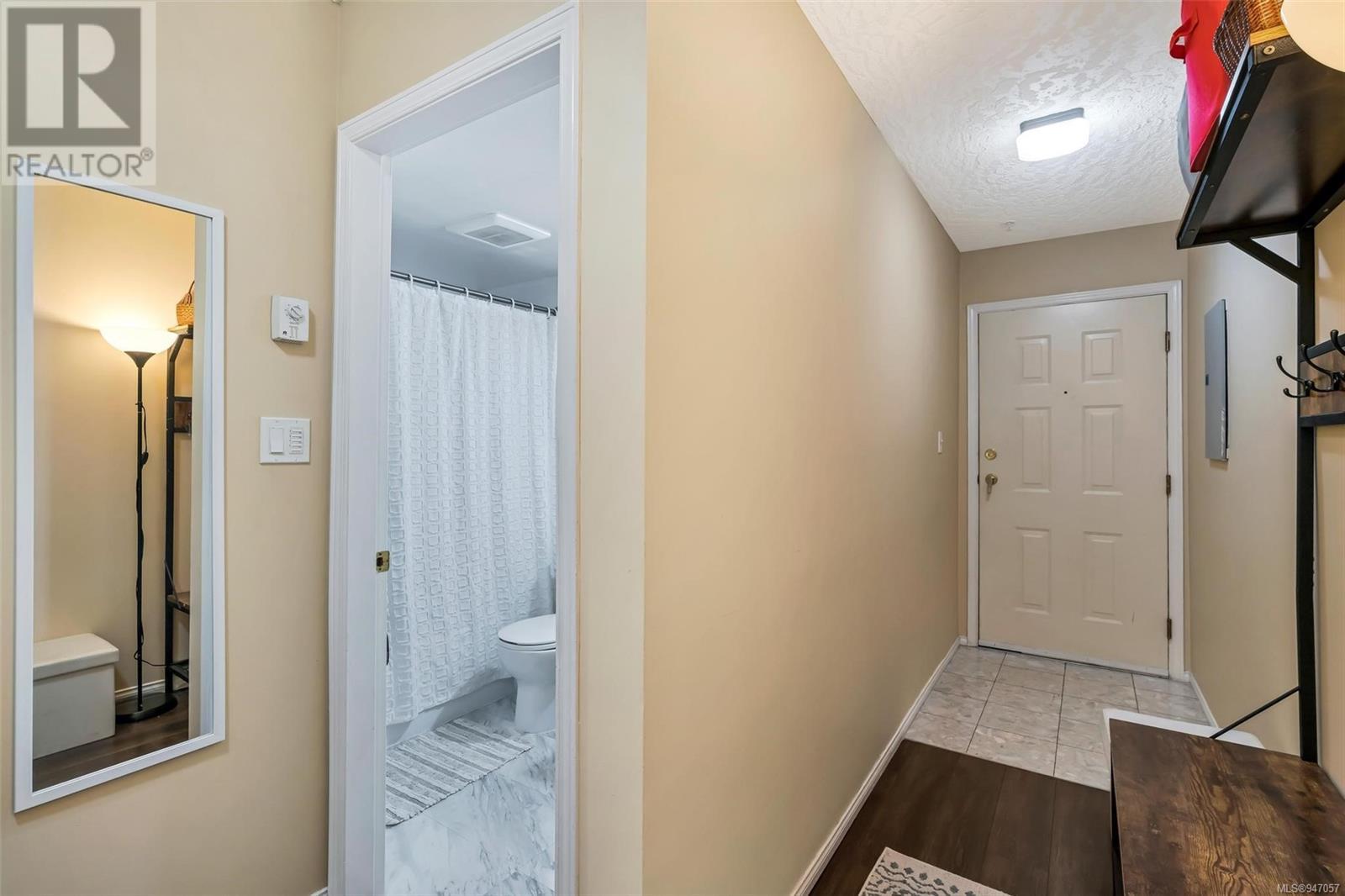 212 689 Bay St, #212