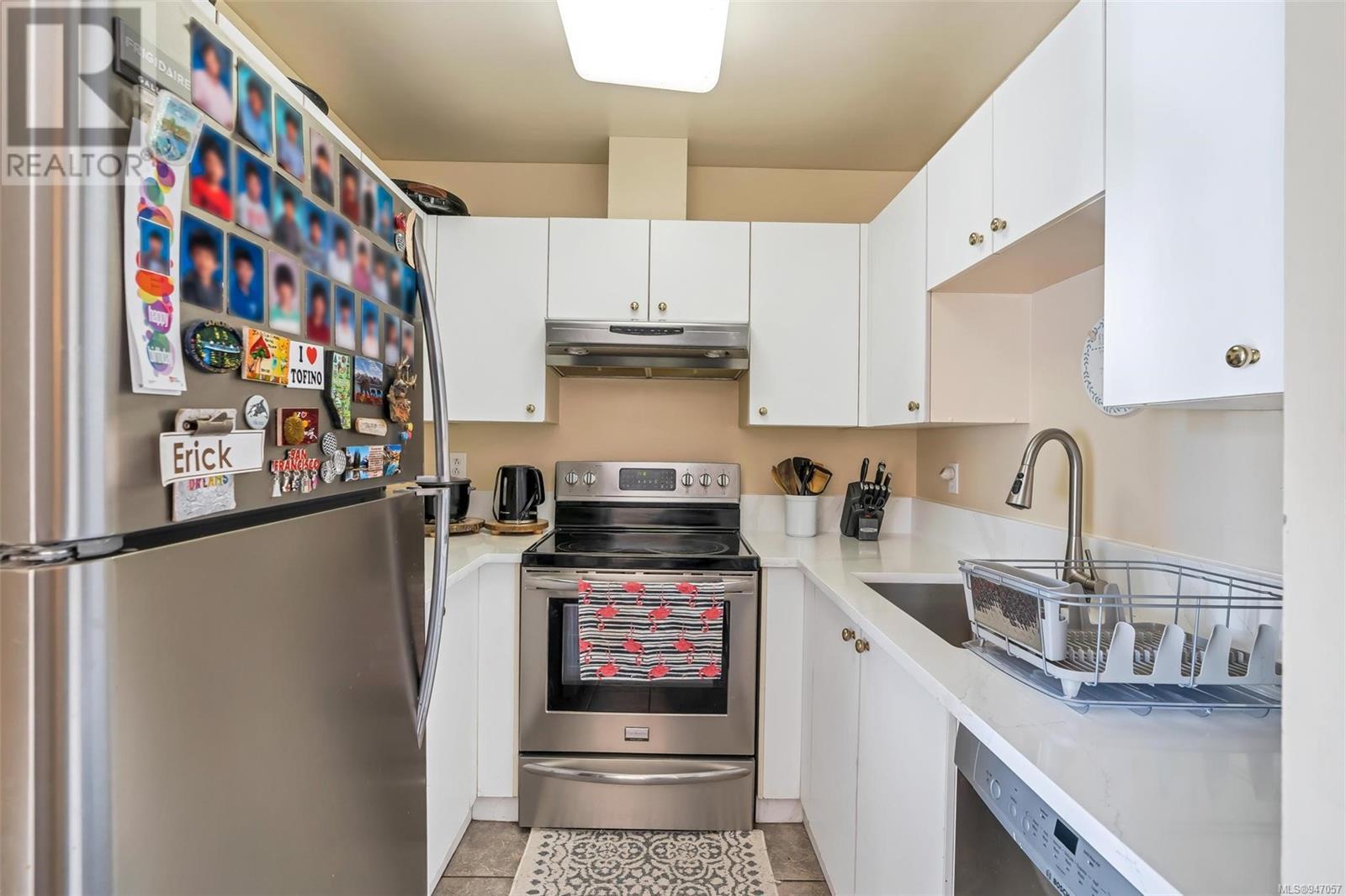 212 689 Bay St, #212