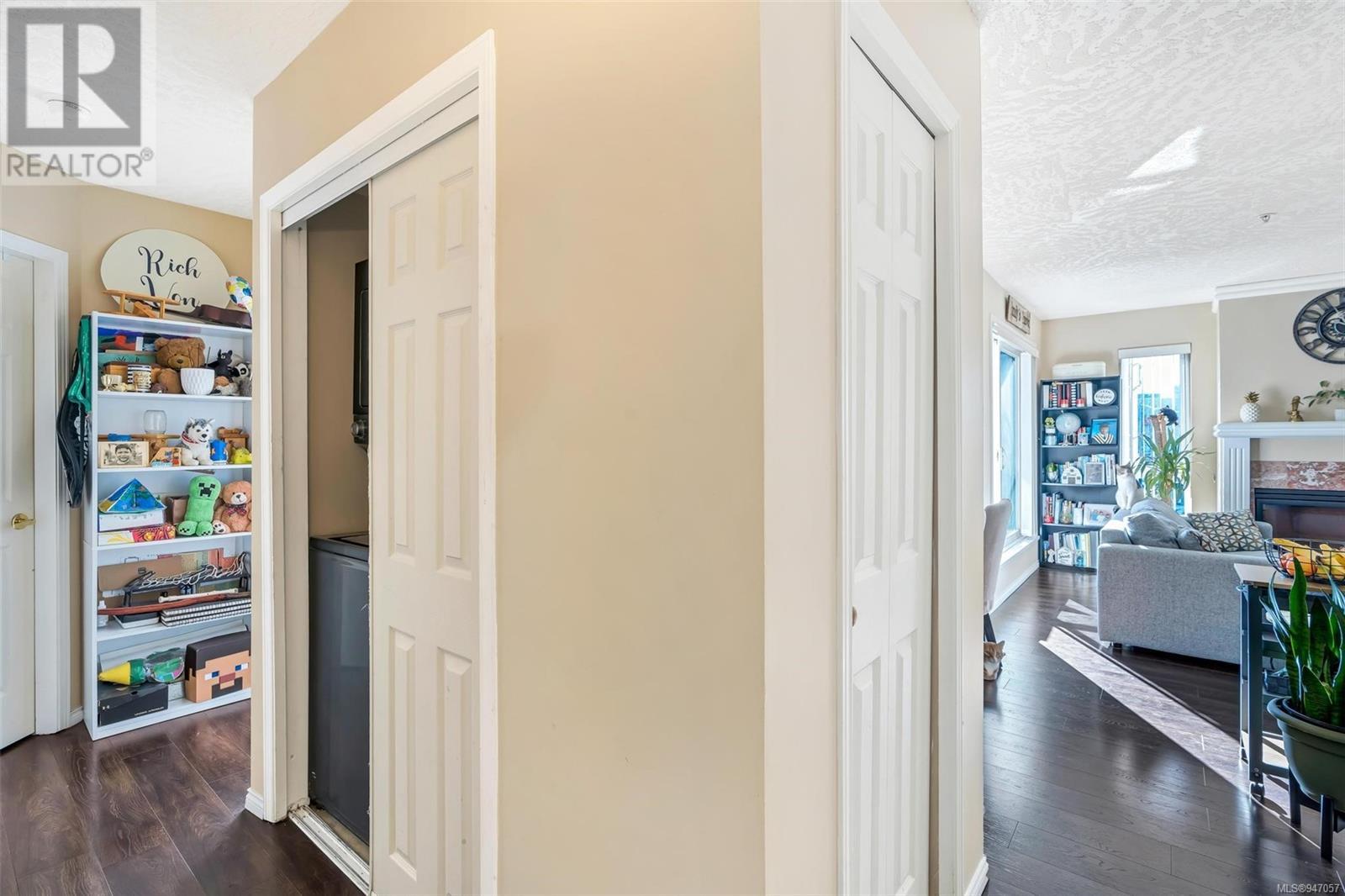 212 689 Bay St, #212
