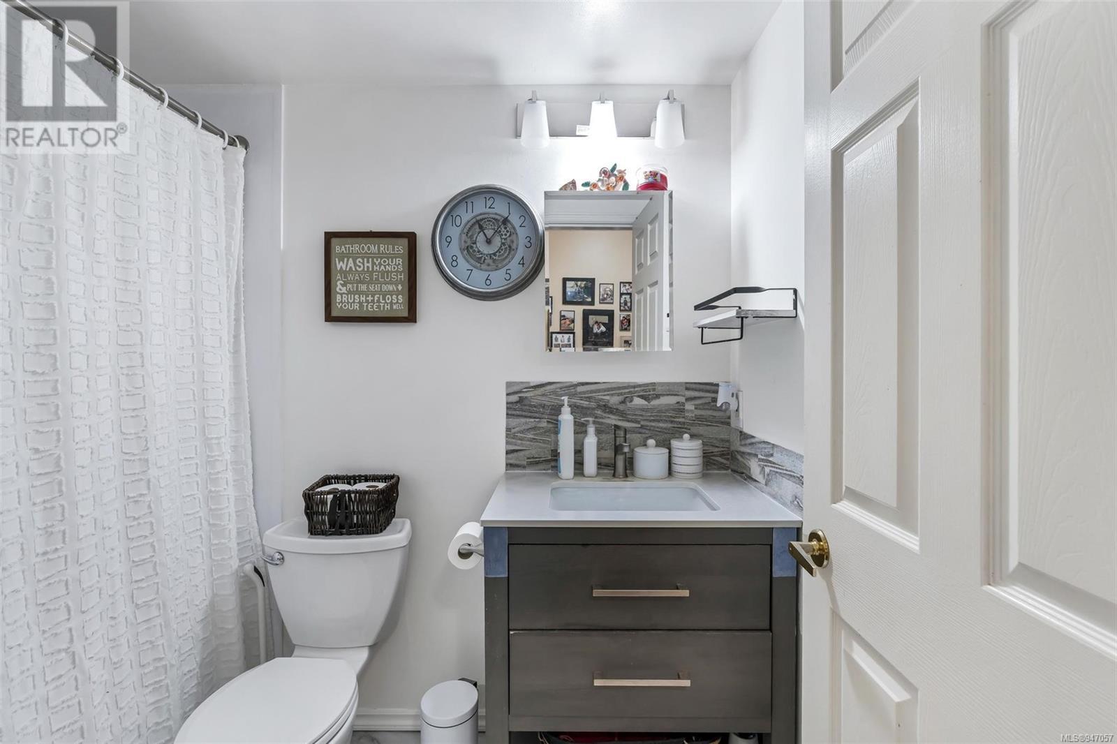 212 689 Bay St, #212