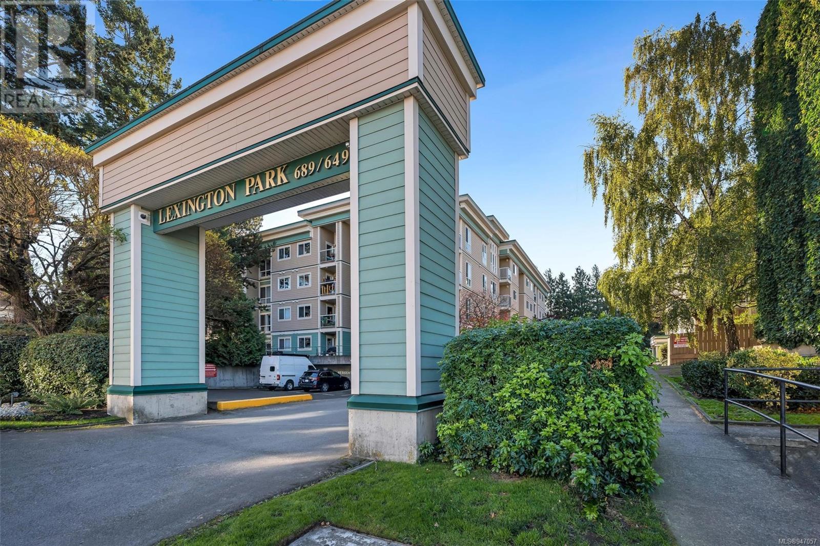 212 689 Bay St, #212