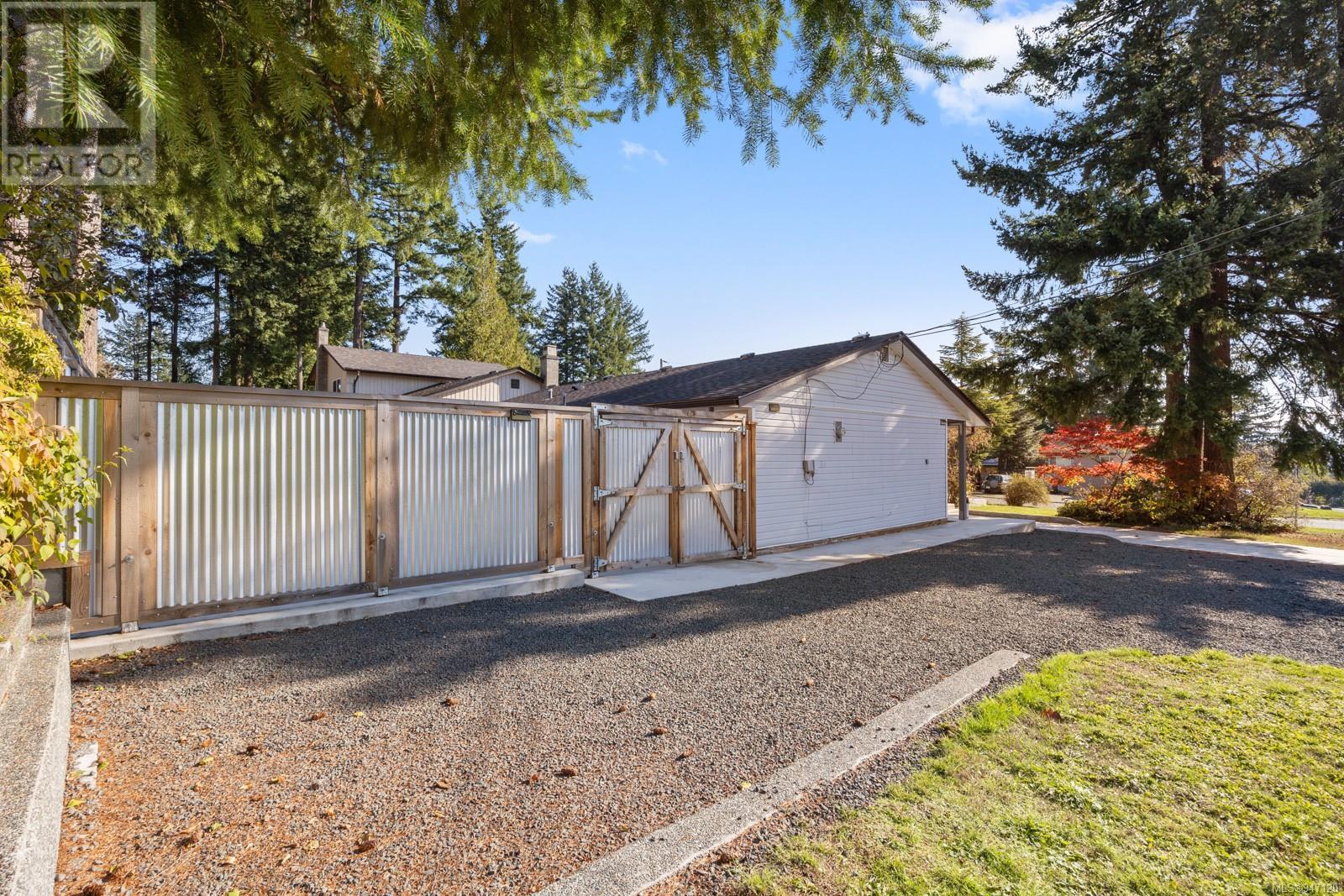 755 Lorne Cres