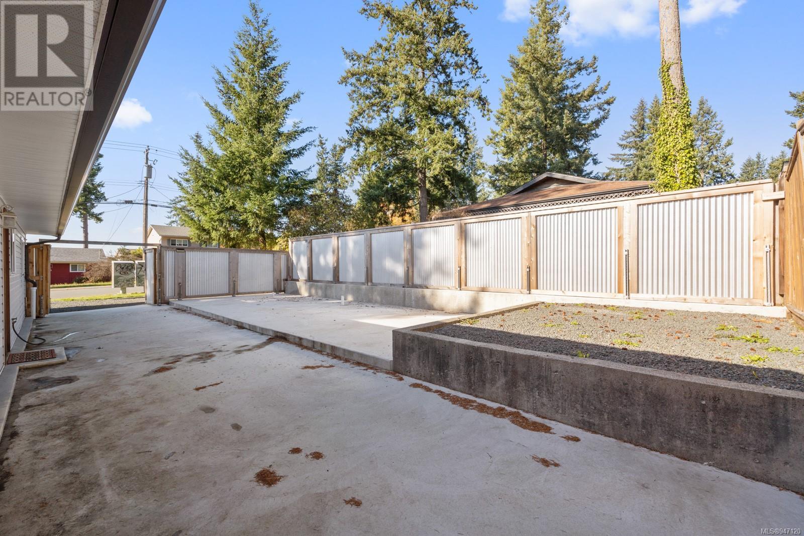 755 Lorne Cres
