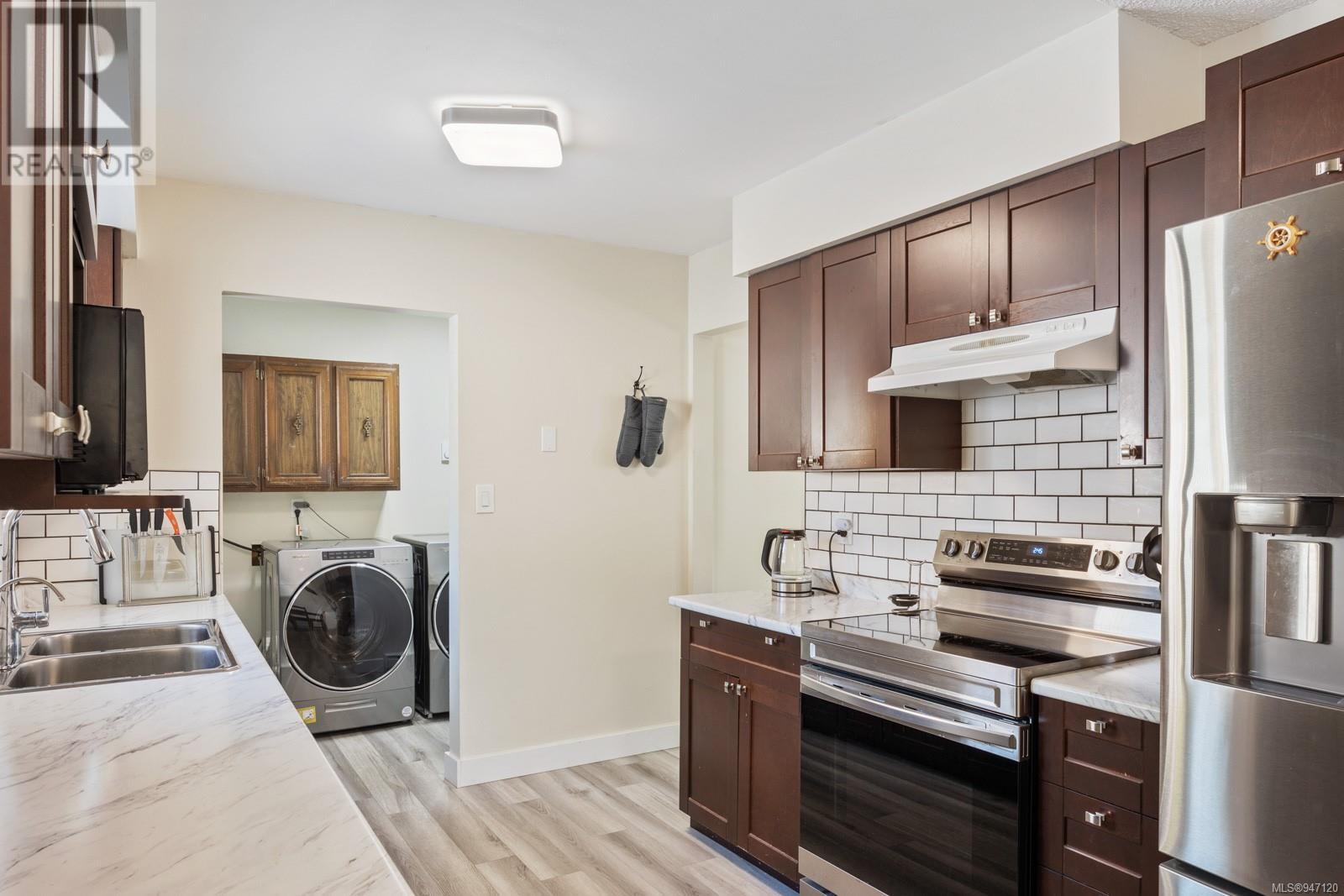 755 Lorne Cres