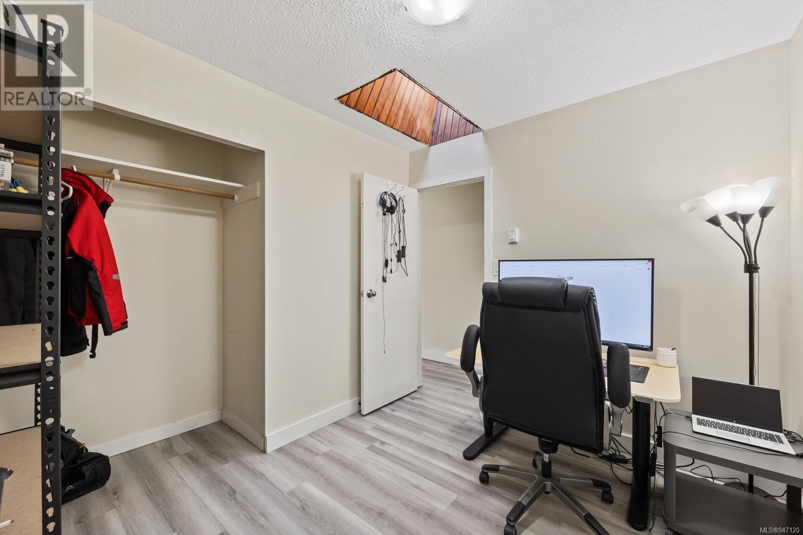 755 Lorne Cres