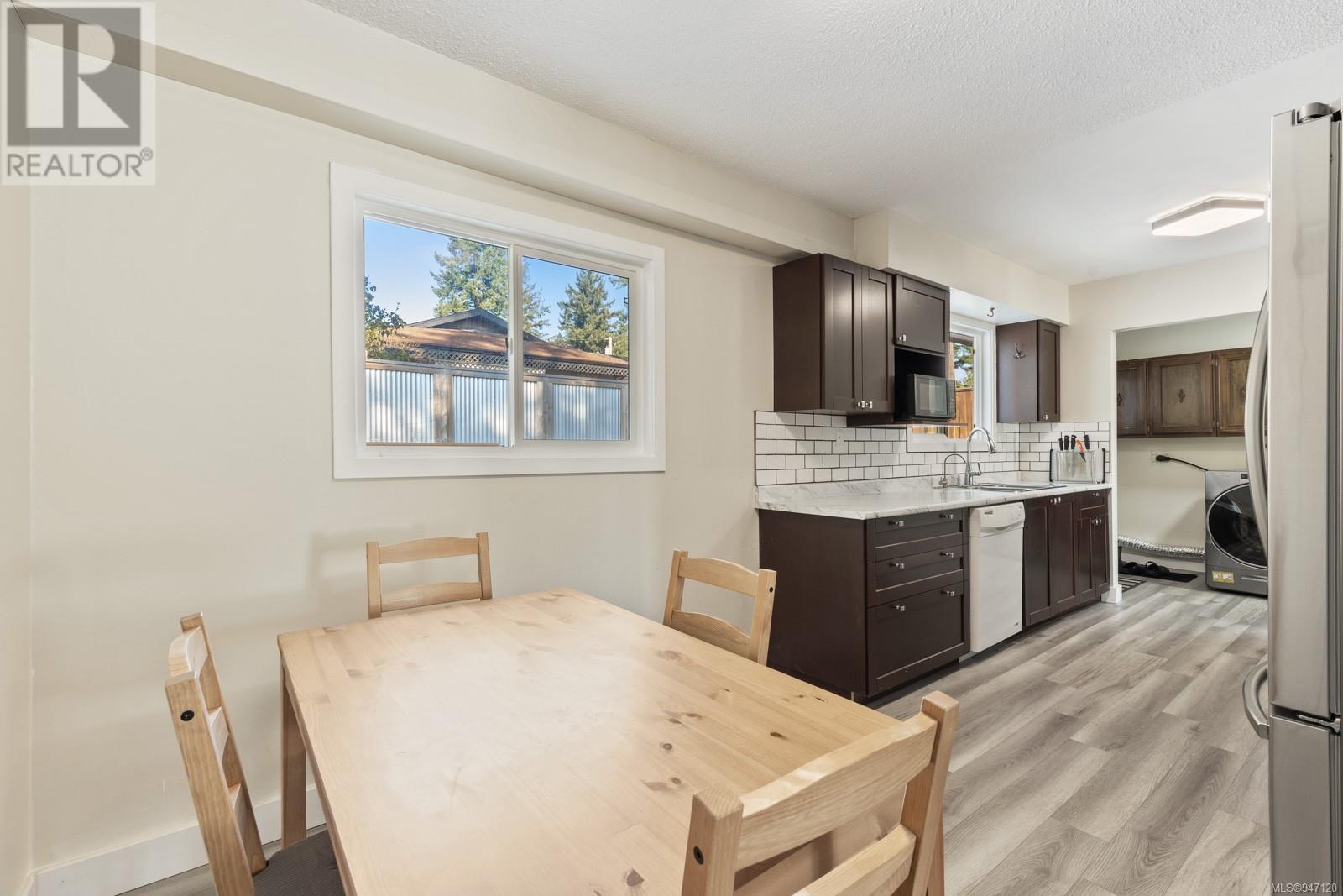 755 Lorne Cres