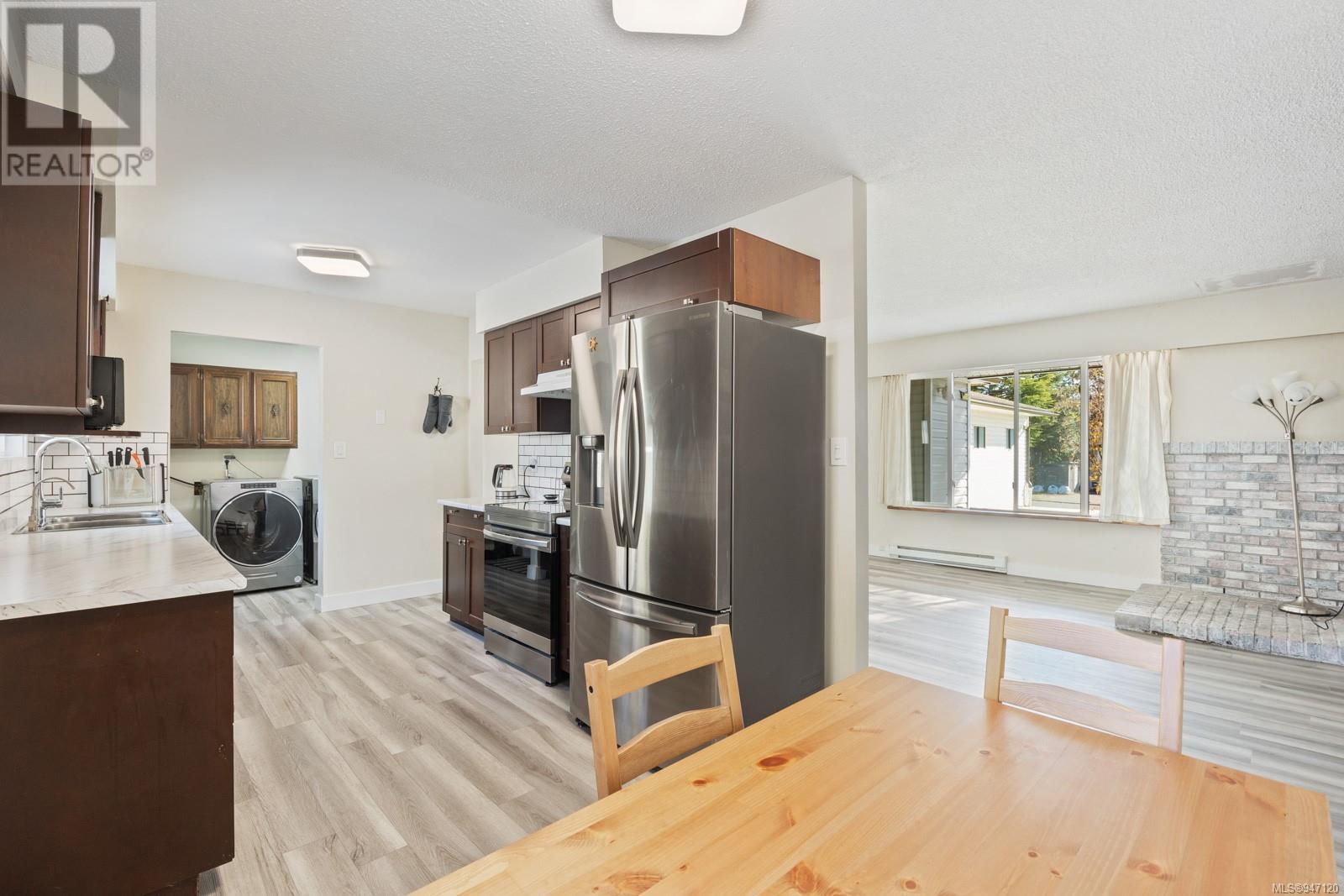 755 Lorne Cres