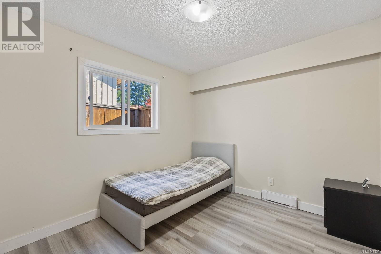 755 Lorne Cres