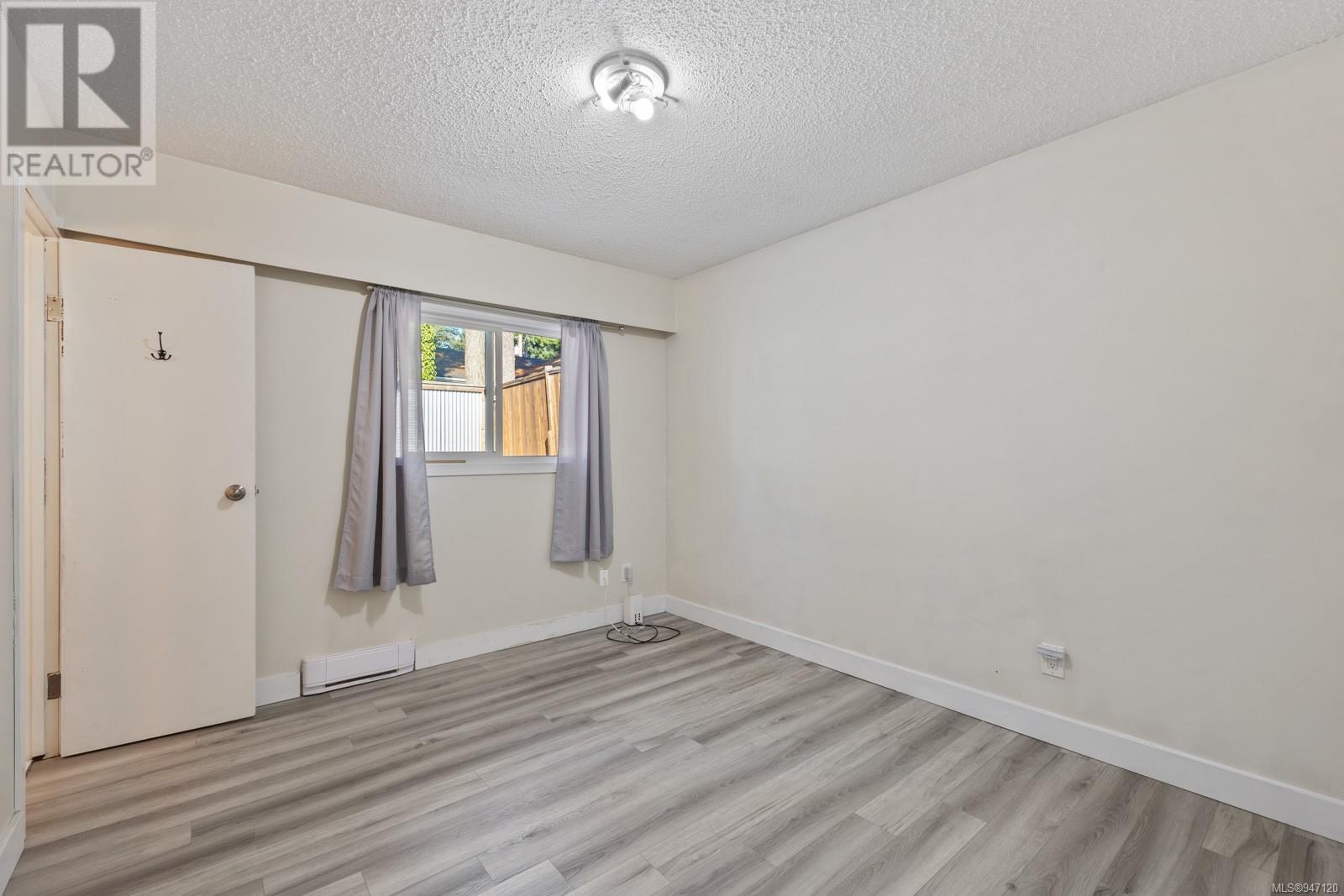 755 Lorne Cres