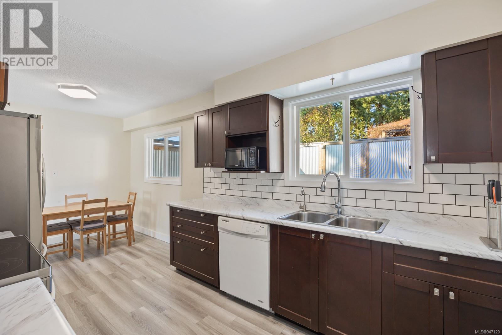 755 Lorne Cres