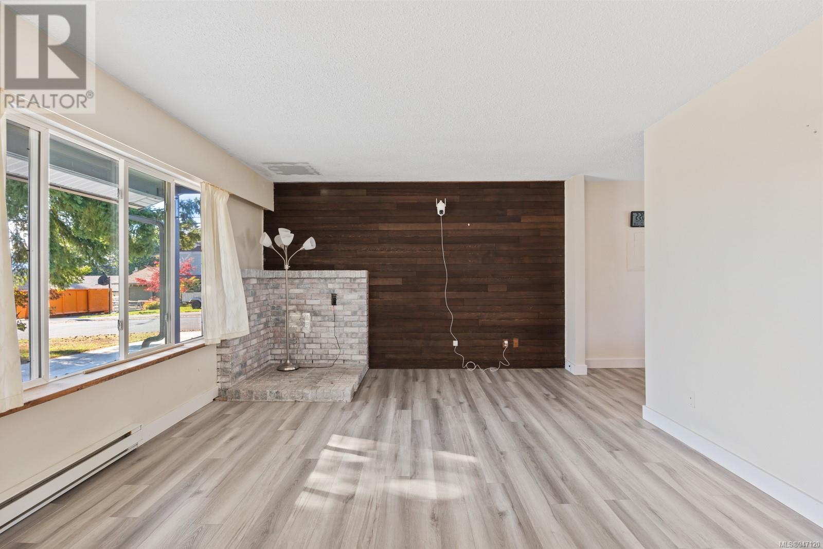 755 Lorne Cres
