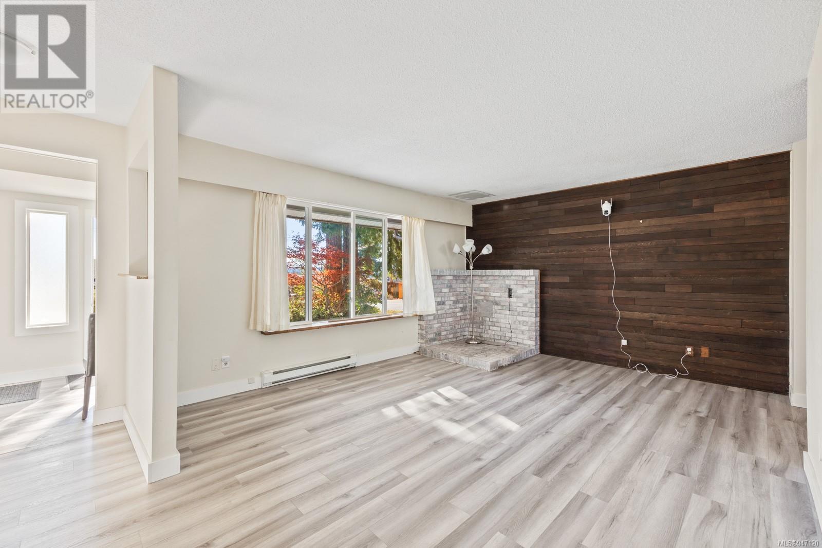 755 Lorne Cres