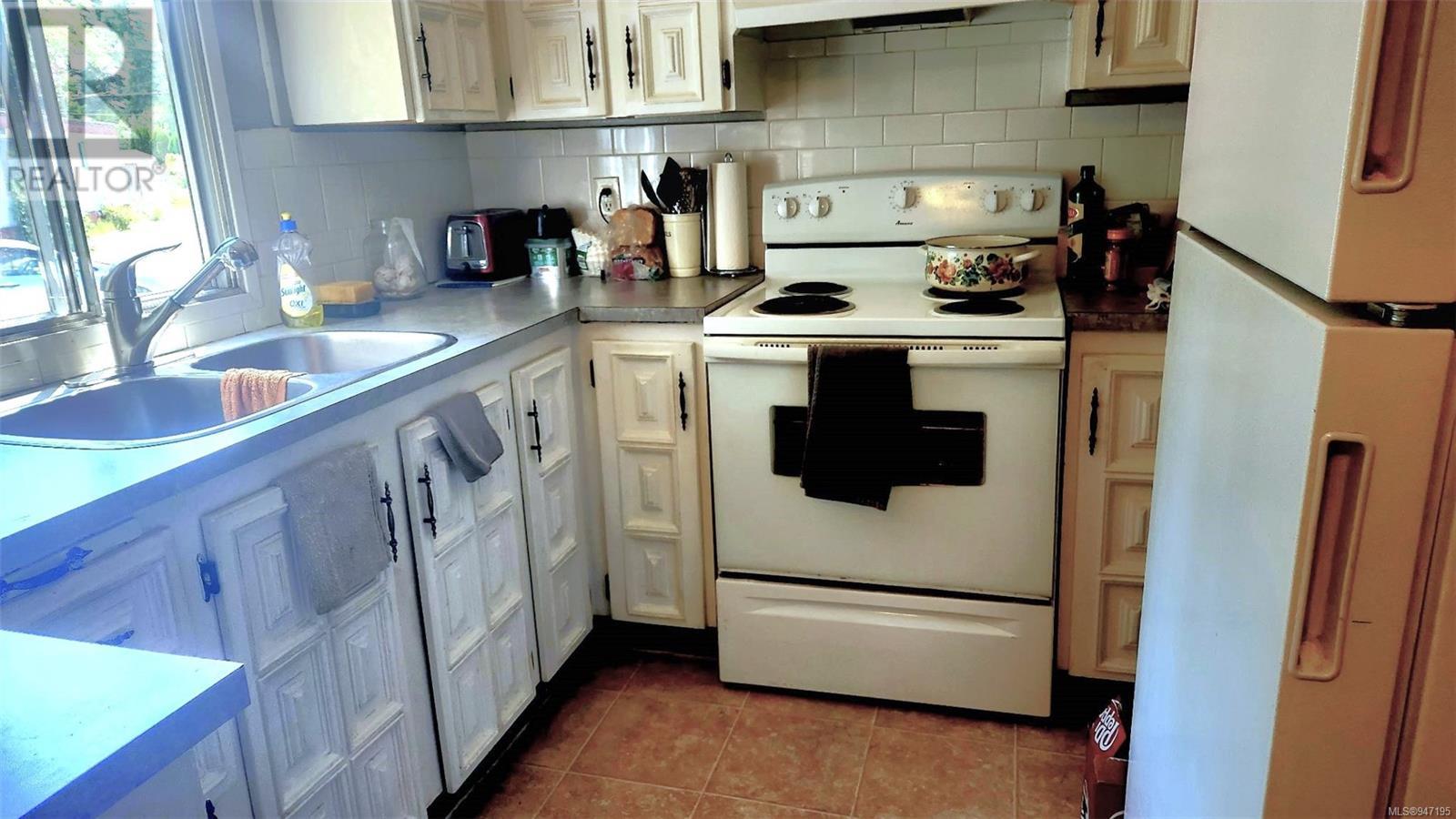 101 3120 Island Hwy N, #101