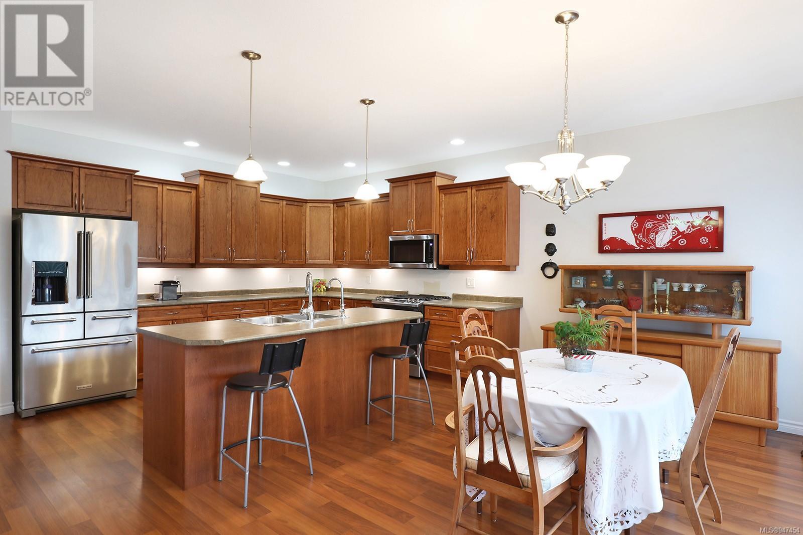 9 737 Royal Pl, #9