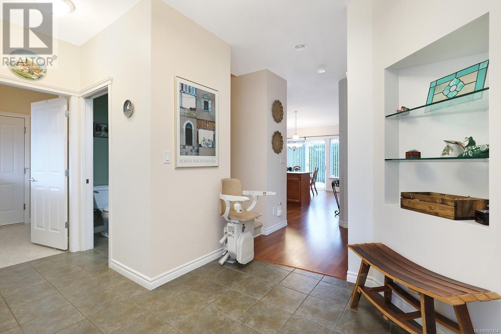 9 737 Royal Pl, #9