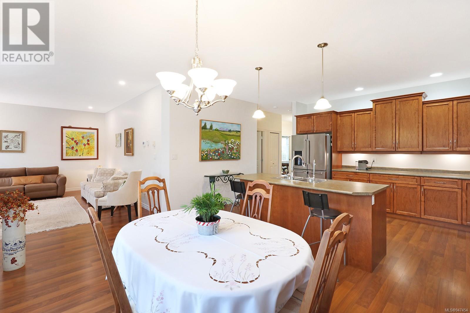 9 737 Royal Pl, #9