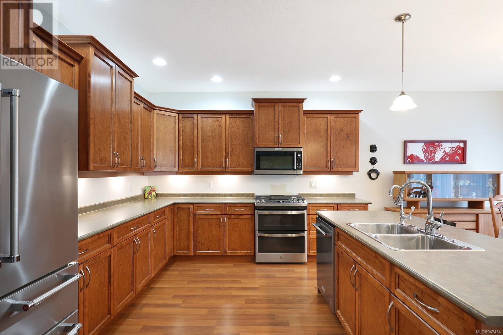9 737 Royal Pl, #9
