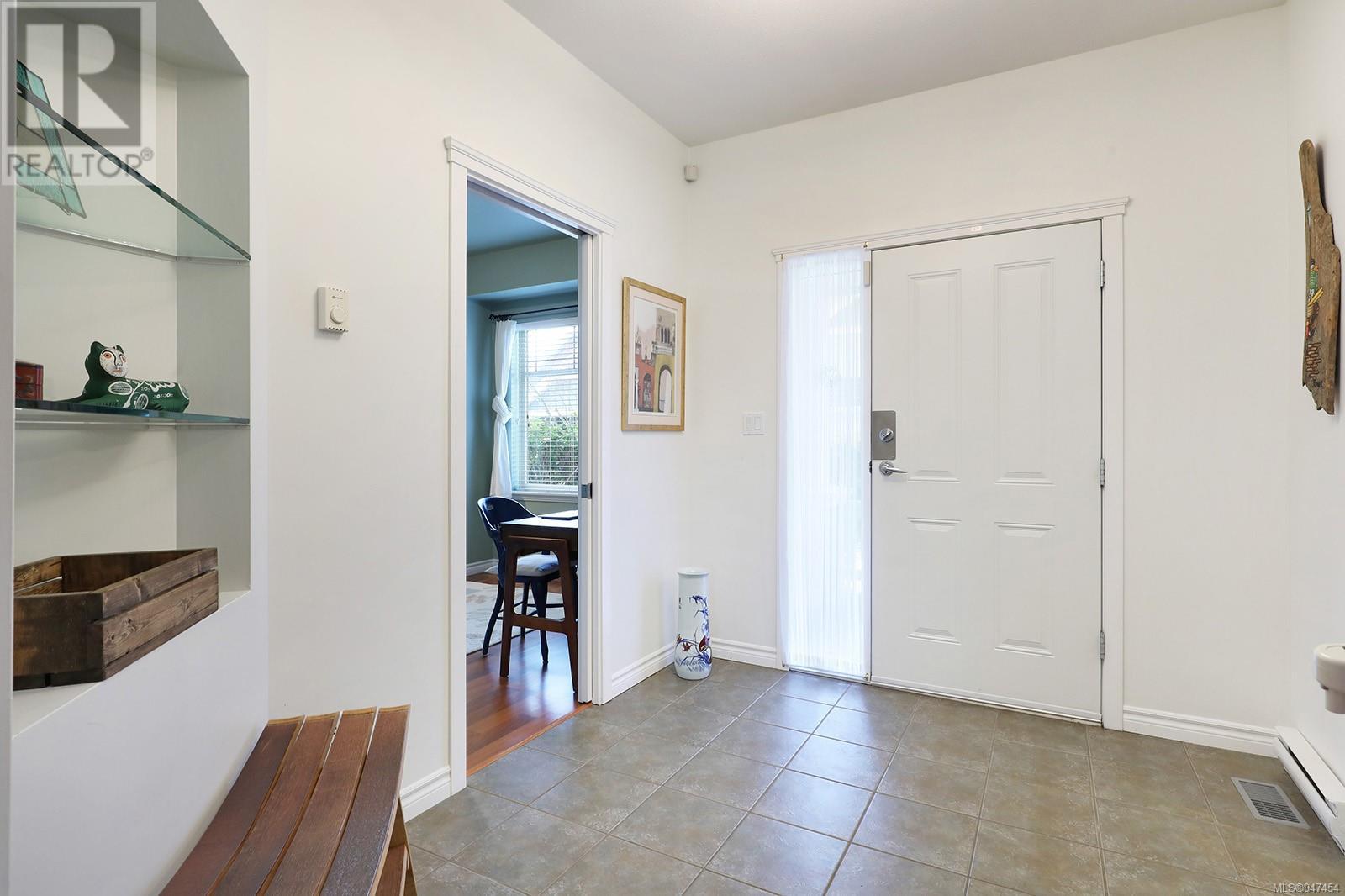 9 737 Royal Pl, #9