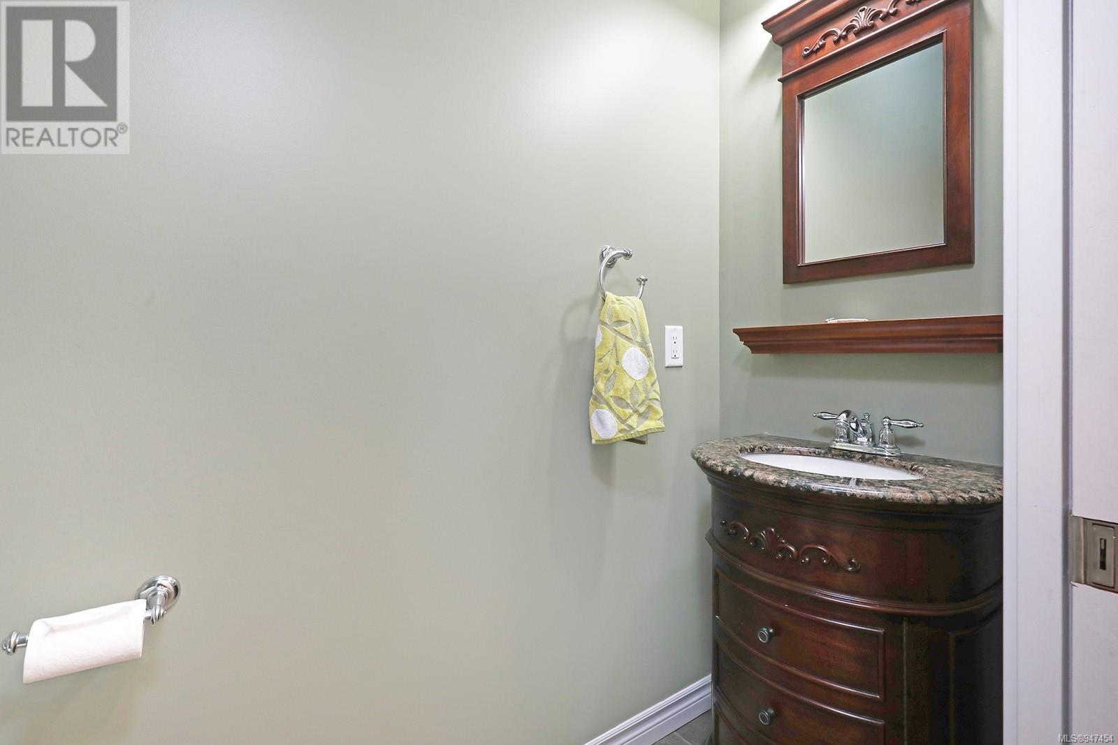 9 737 Royal Pl, #9
