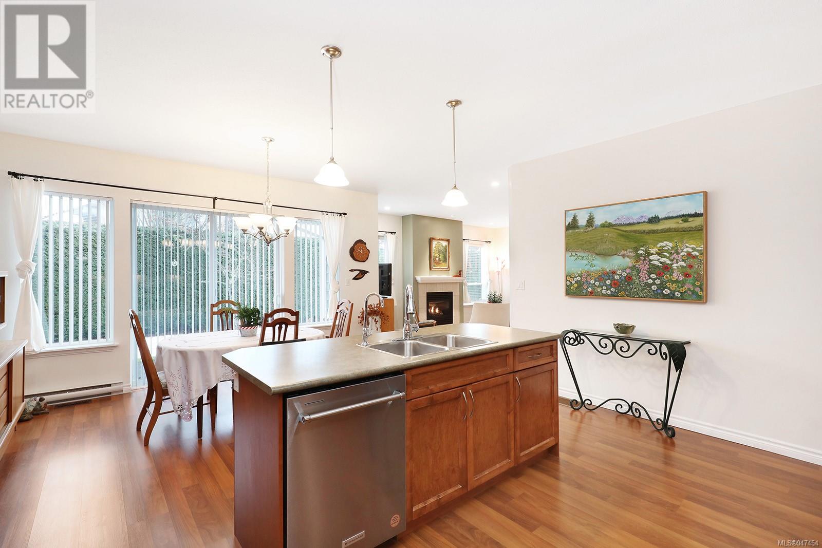 9 737 Royal Pl, #9