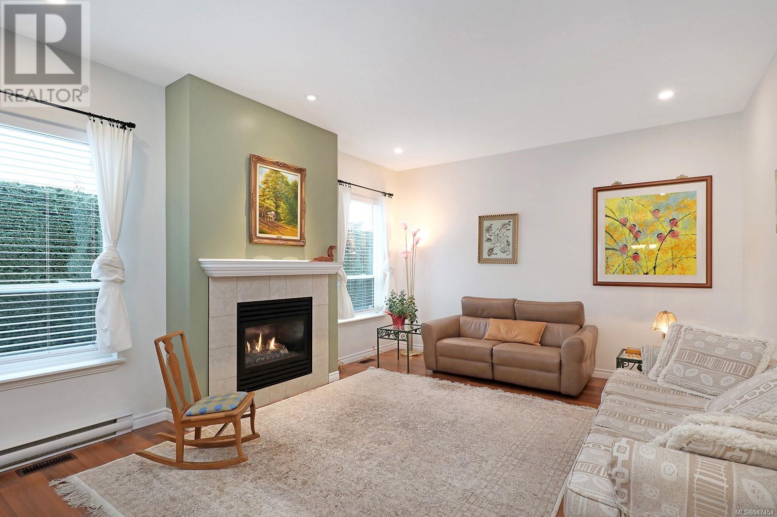 9 737 Royal Pl, #9