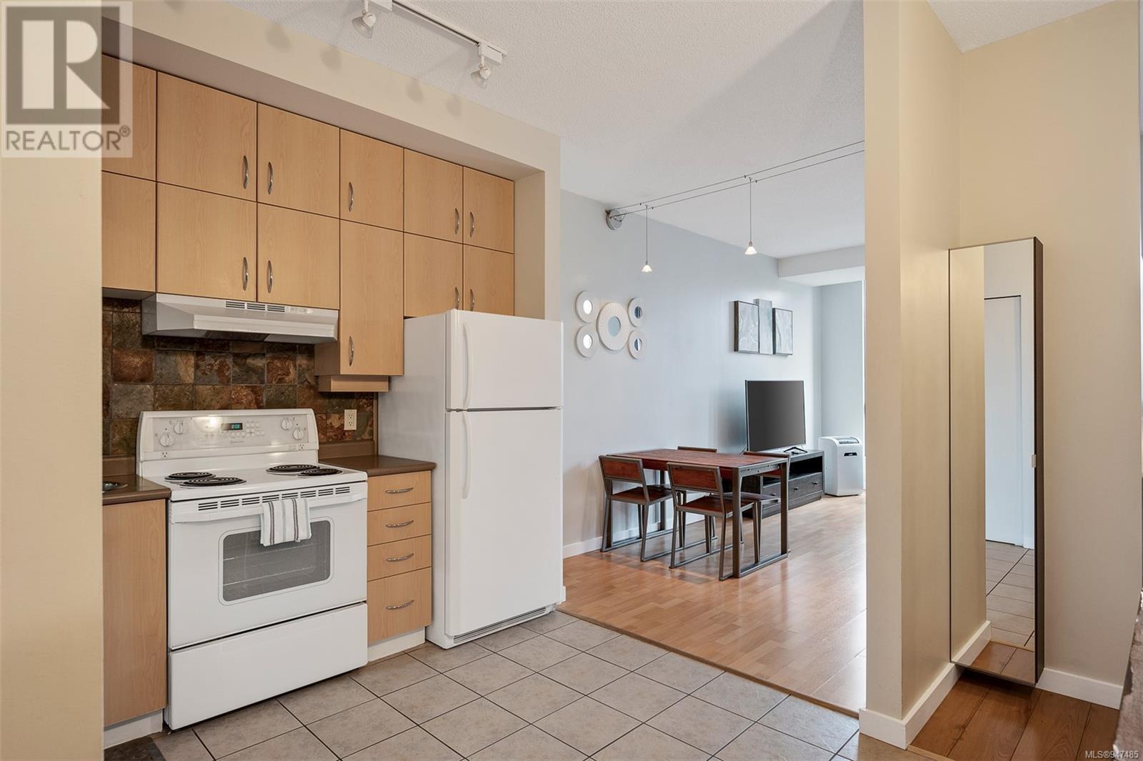 221 409 Swift St, #221