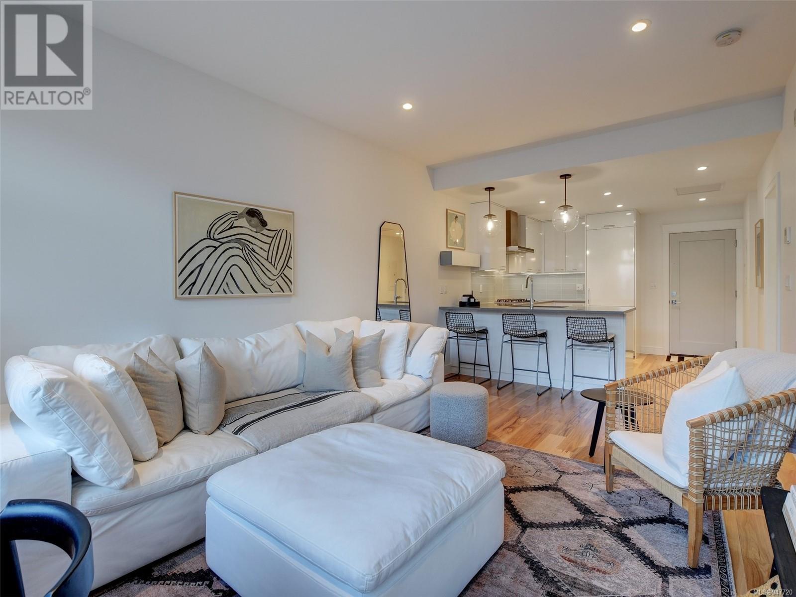 110 916 Lyall St, #110
