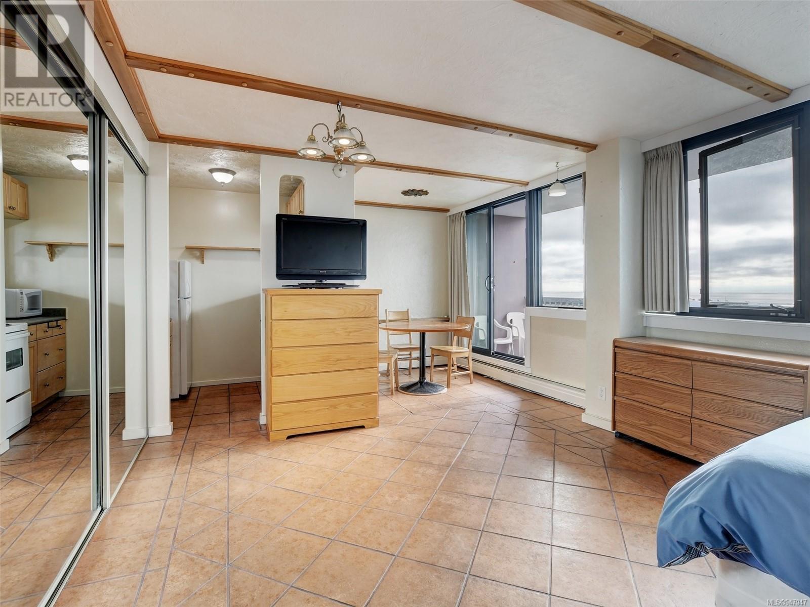 2208 647 Michigan St