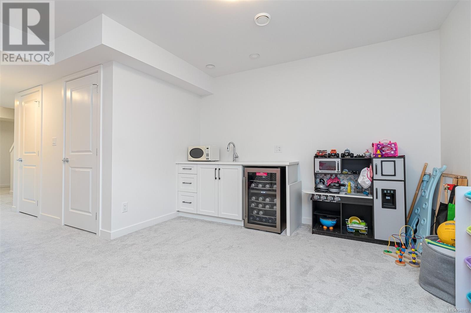 160 Caspian Dr