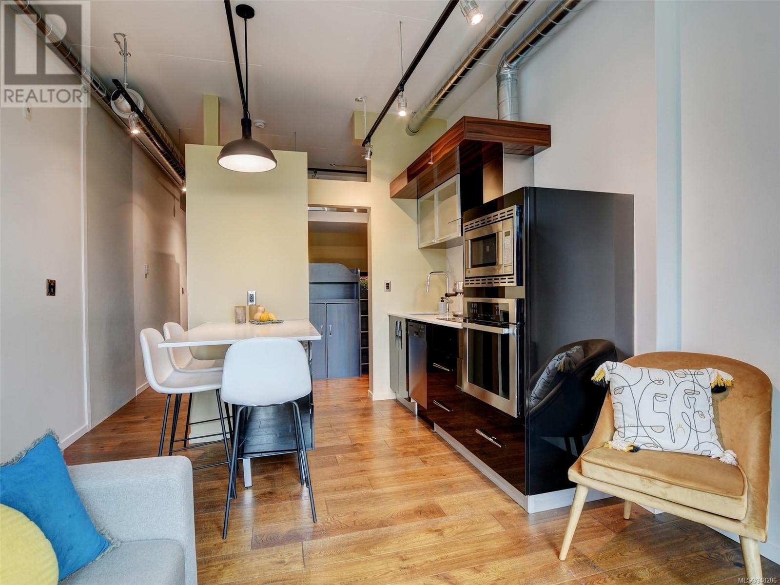 330 1029 View St
